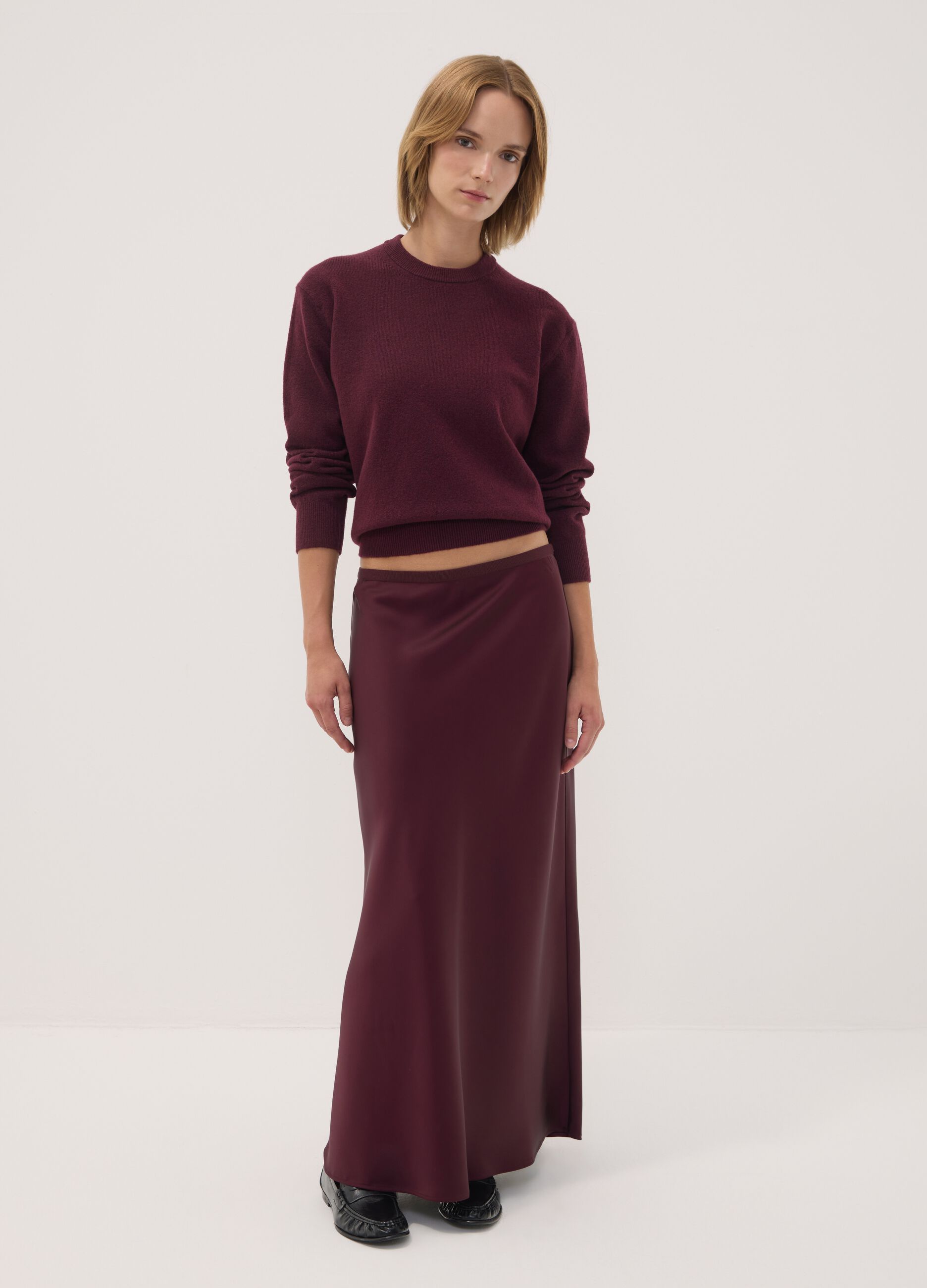 Maglia viola in lana elasticizzata a girocollo