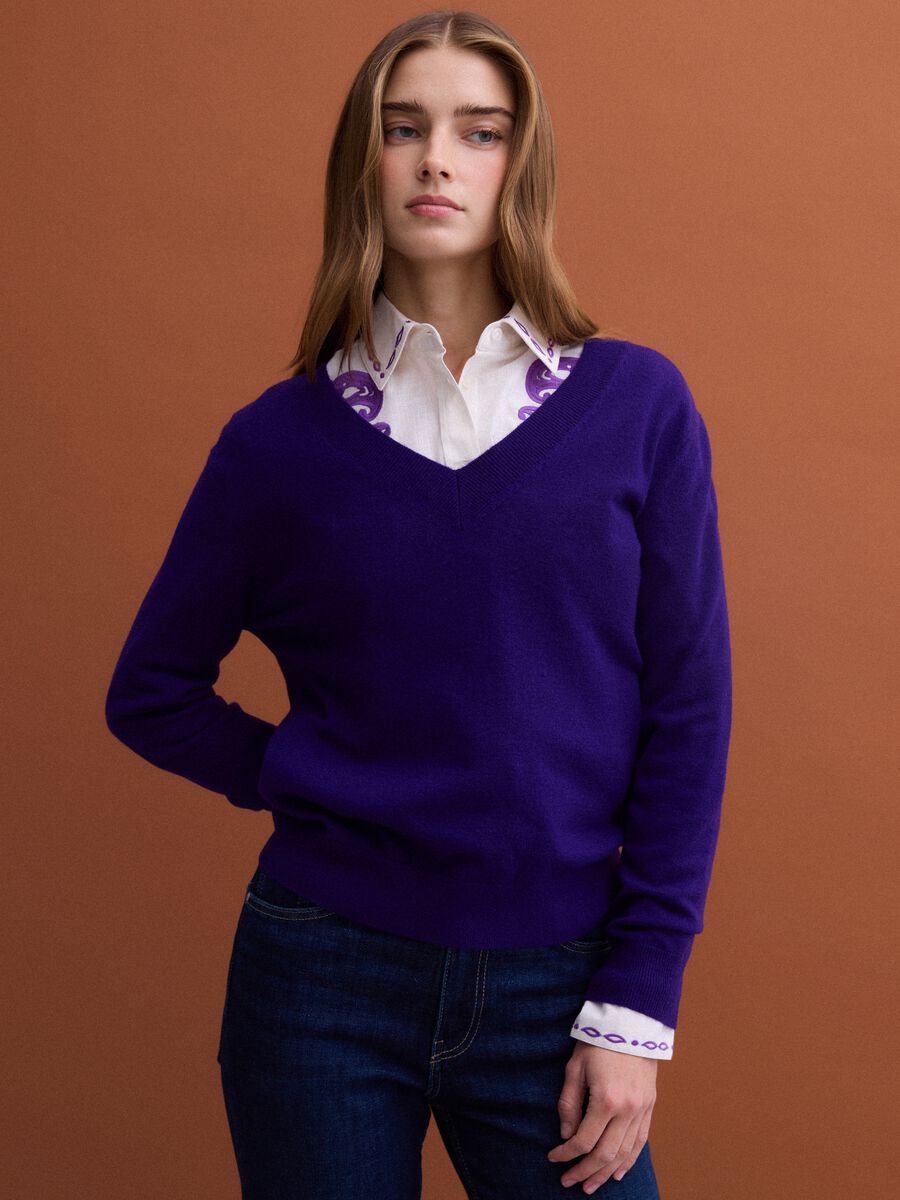 Purple pure wool jumper with deep V-neck_0