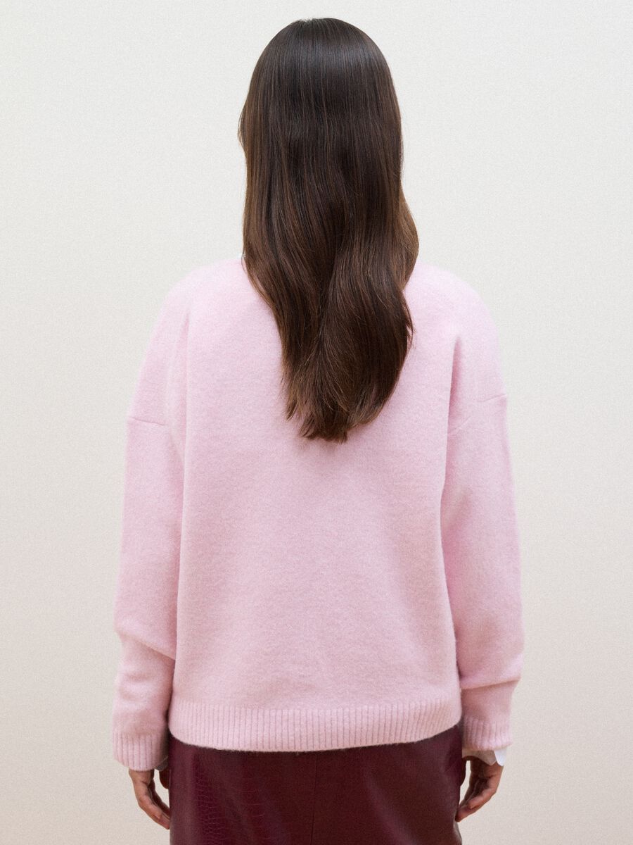 Pink stretch wool jumper with deep V-neck and oversized fit_3