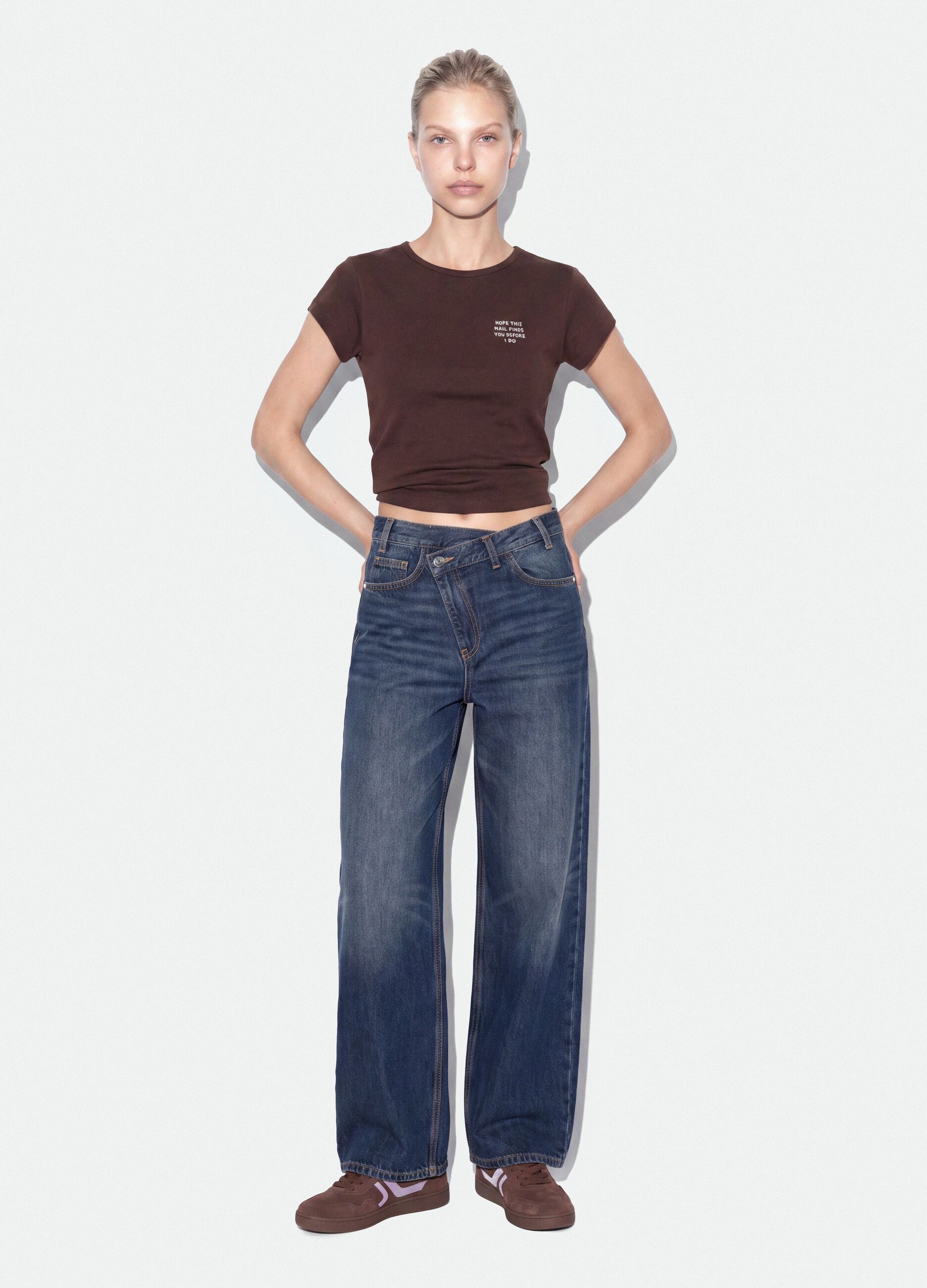 T-shirt marrone in puro cotone a girocollo con scritta