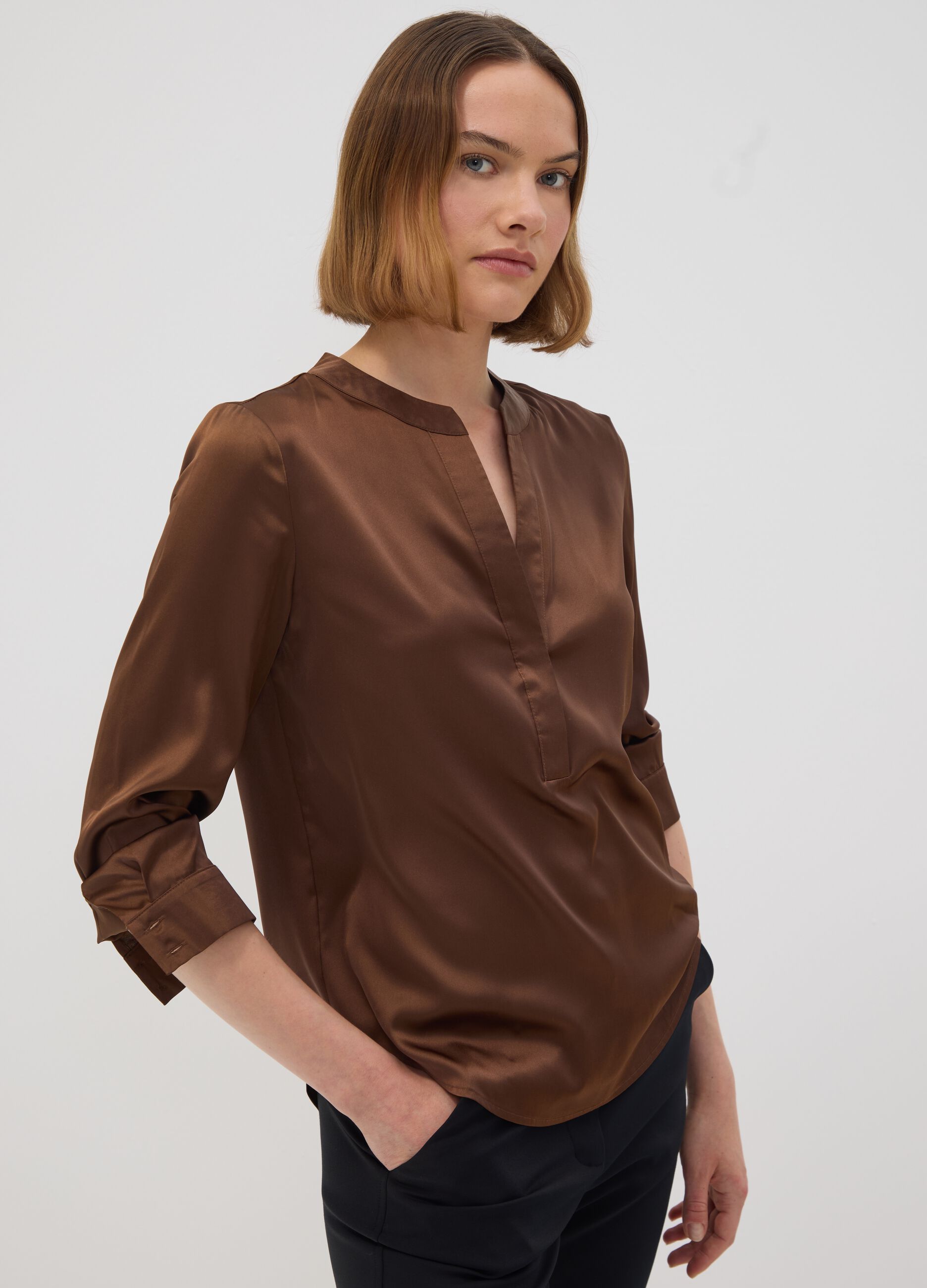 Camicia marrone in tessuto elasticizzato con collo coreano