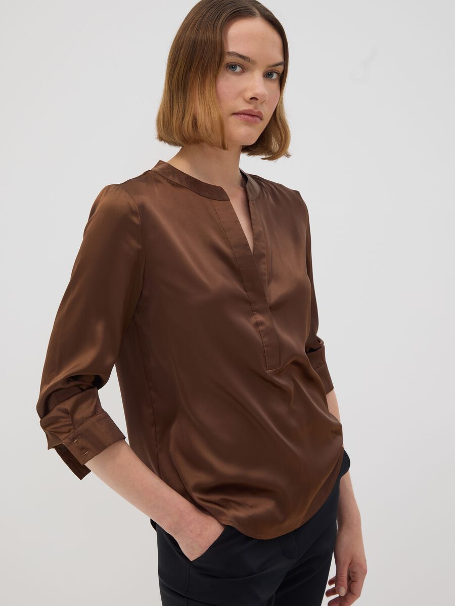 Camicia marrone in tessuto elasticizzato con collo coreano_2