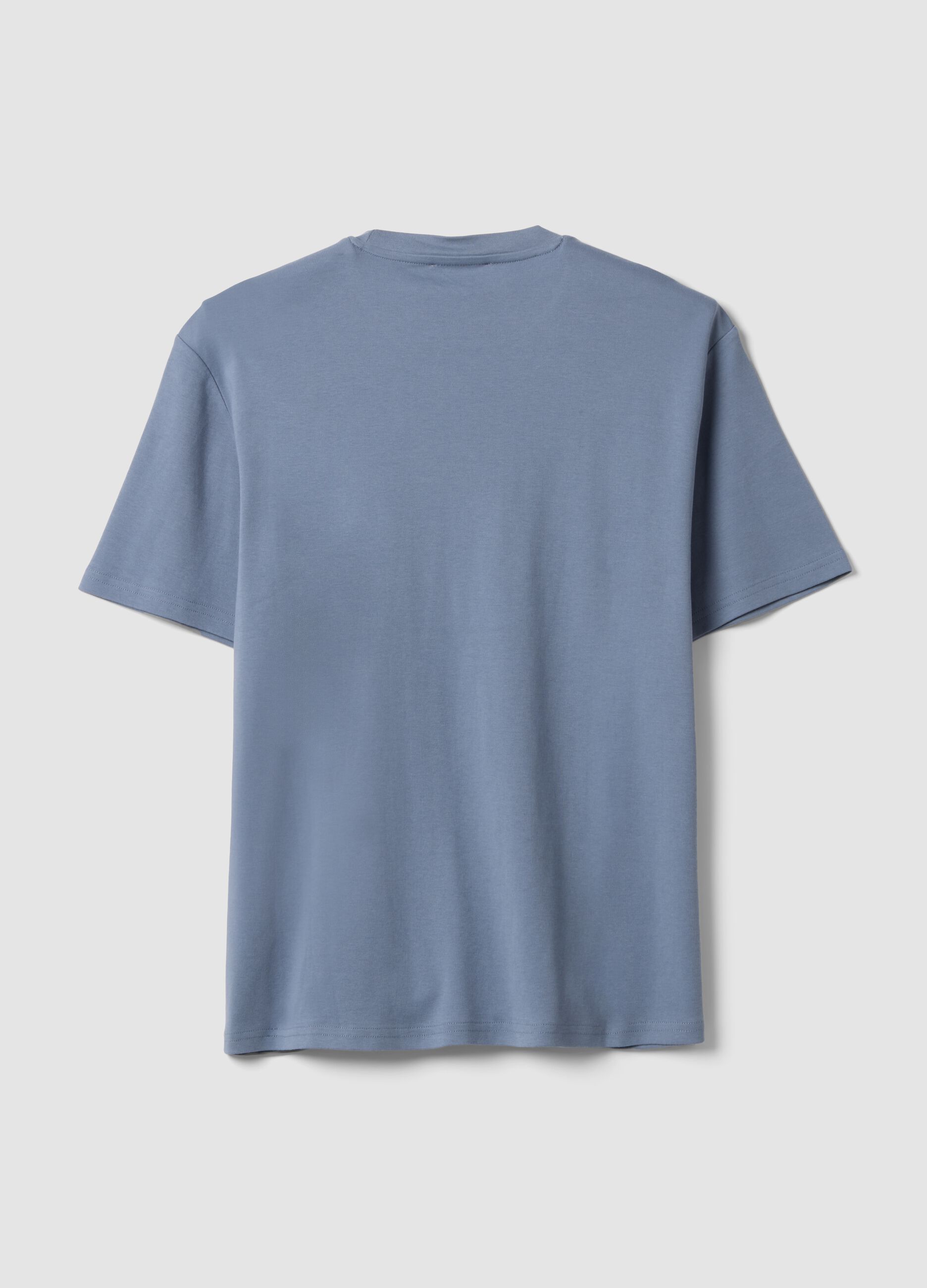 تيشيرت The Iconic Tee أزرق من قطن خالص بأكمام قصيرة وقصّة مريحة