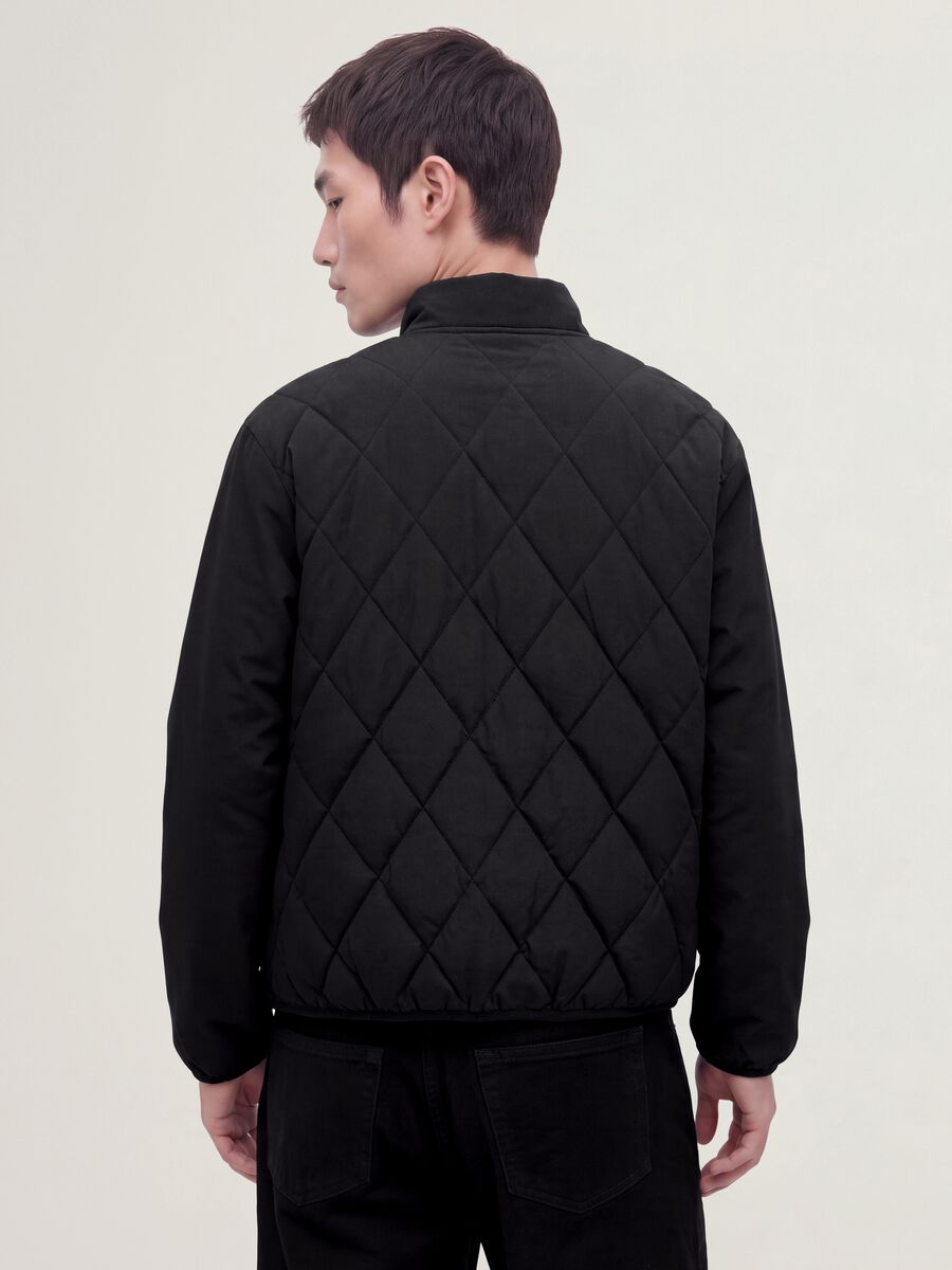 Giacca nera in tessuto elasticizzato con zip_3