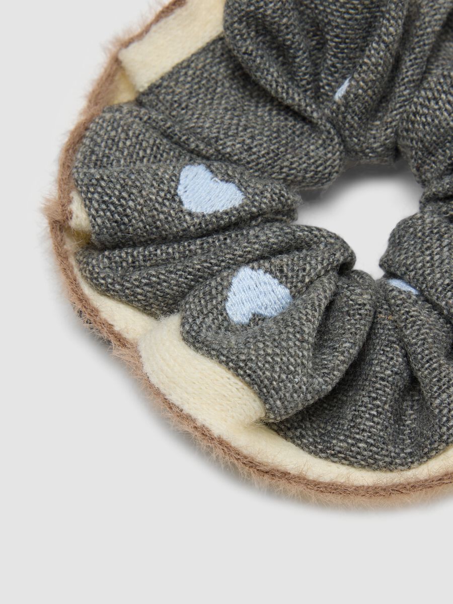 Grey scrunchie with light-blue hearts_2