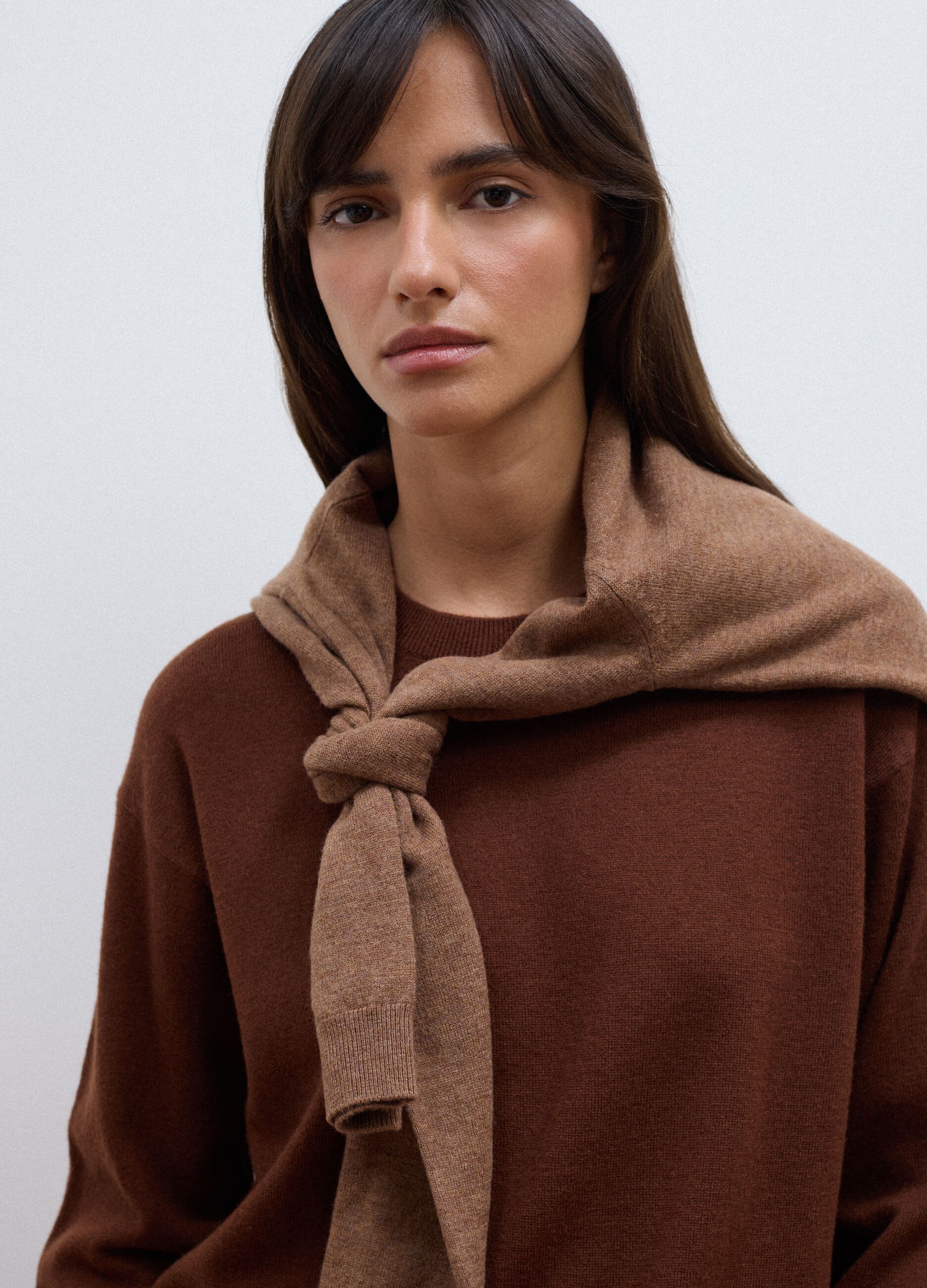 Maglia marrone in pura lana a girocollo over fit
