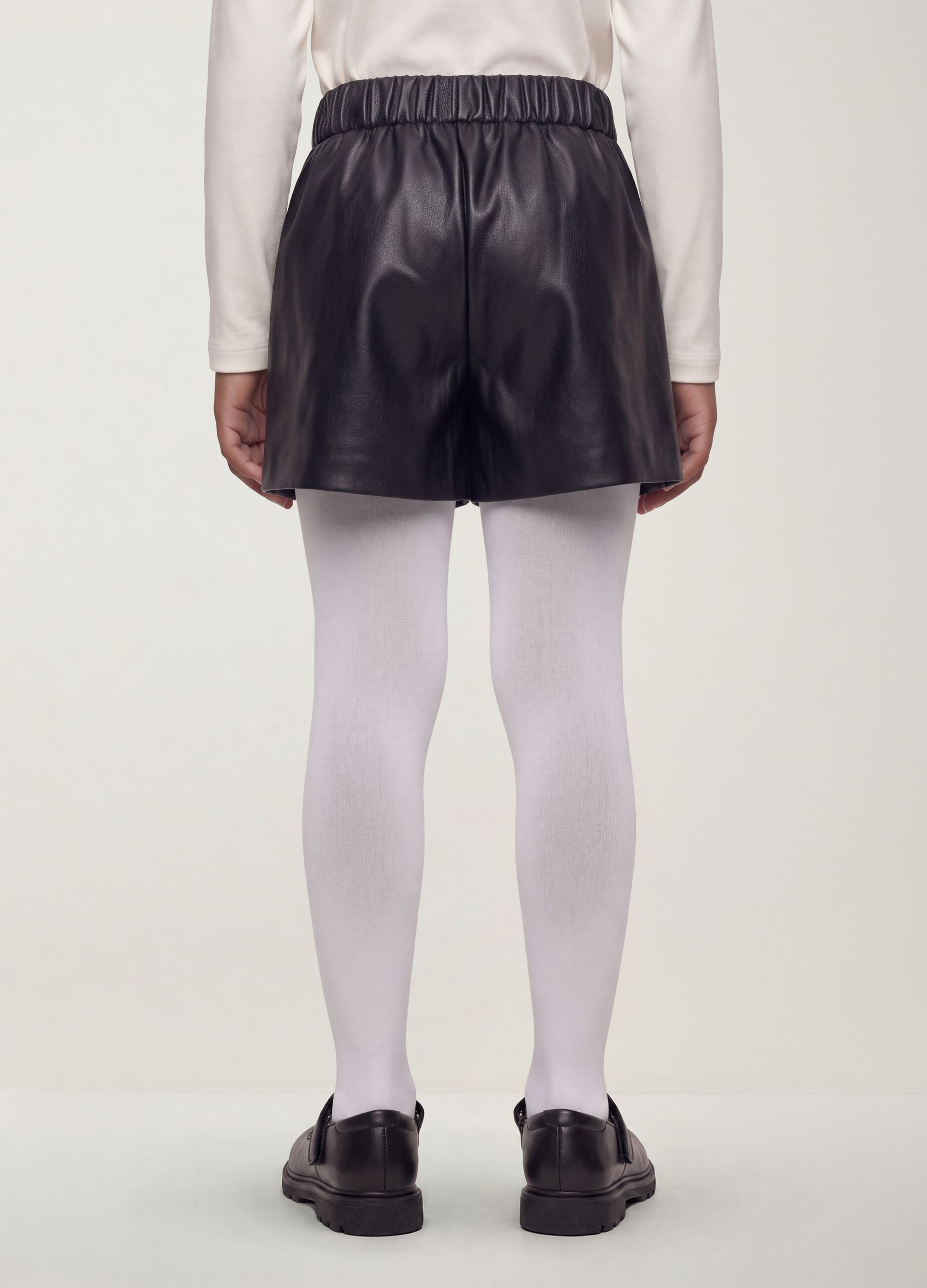 Shorts neri con pieghe