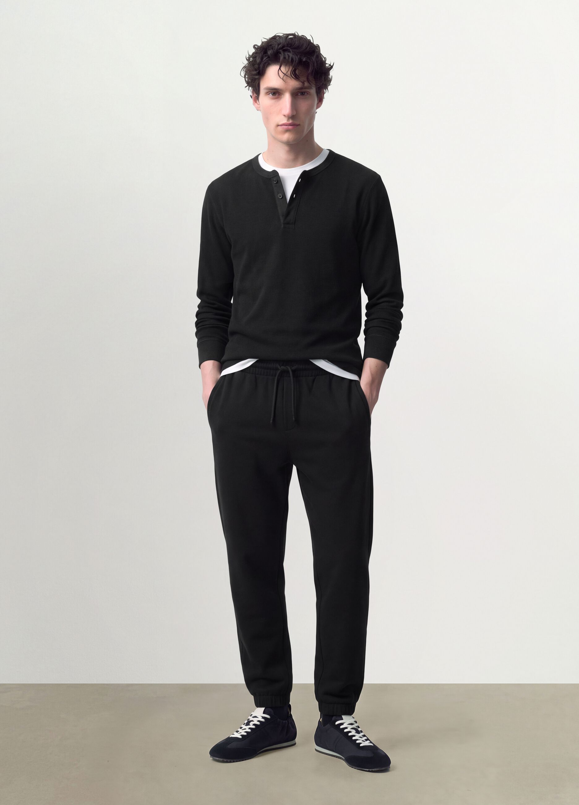 T-shirt nera in misto viscosa a nido d'ape regular fit
