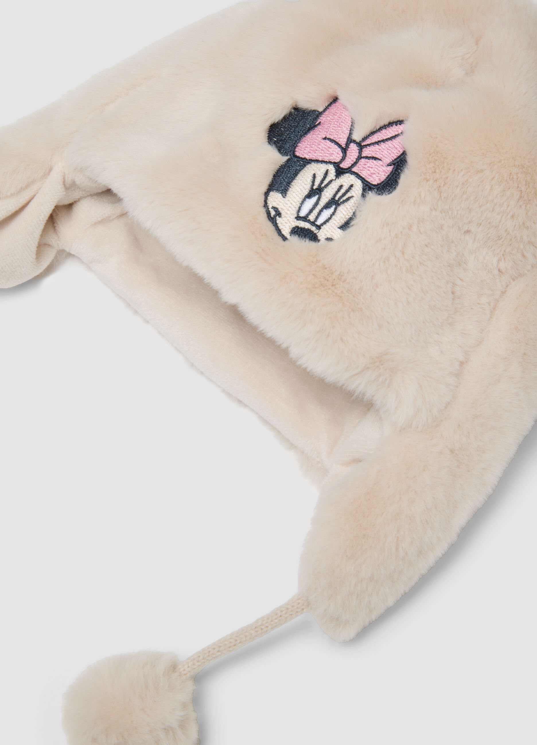 Cappello bianco con paraorecchie e pon pon