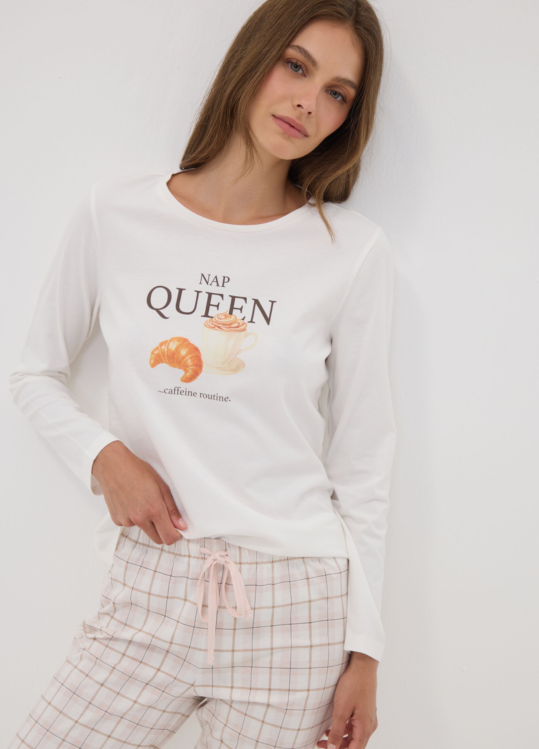 بيجاما بيضاء من القطن العضوي بطباعة &laquo;Nap Queen&raquo;