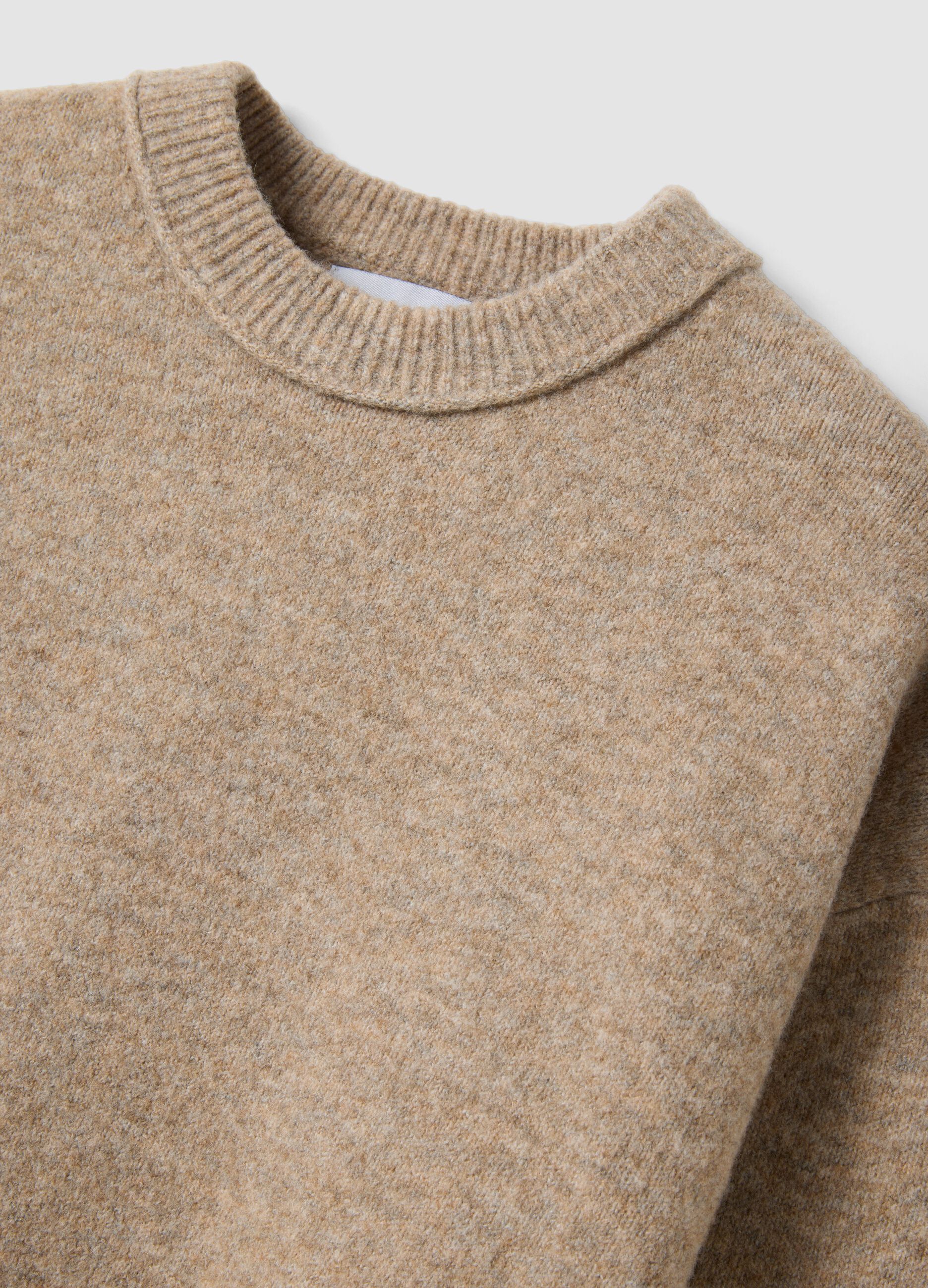 Maglione beige in lana elasticizzata girocollo over fit