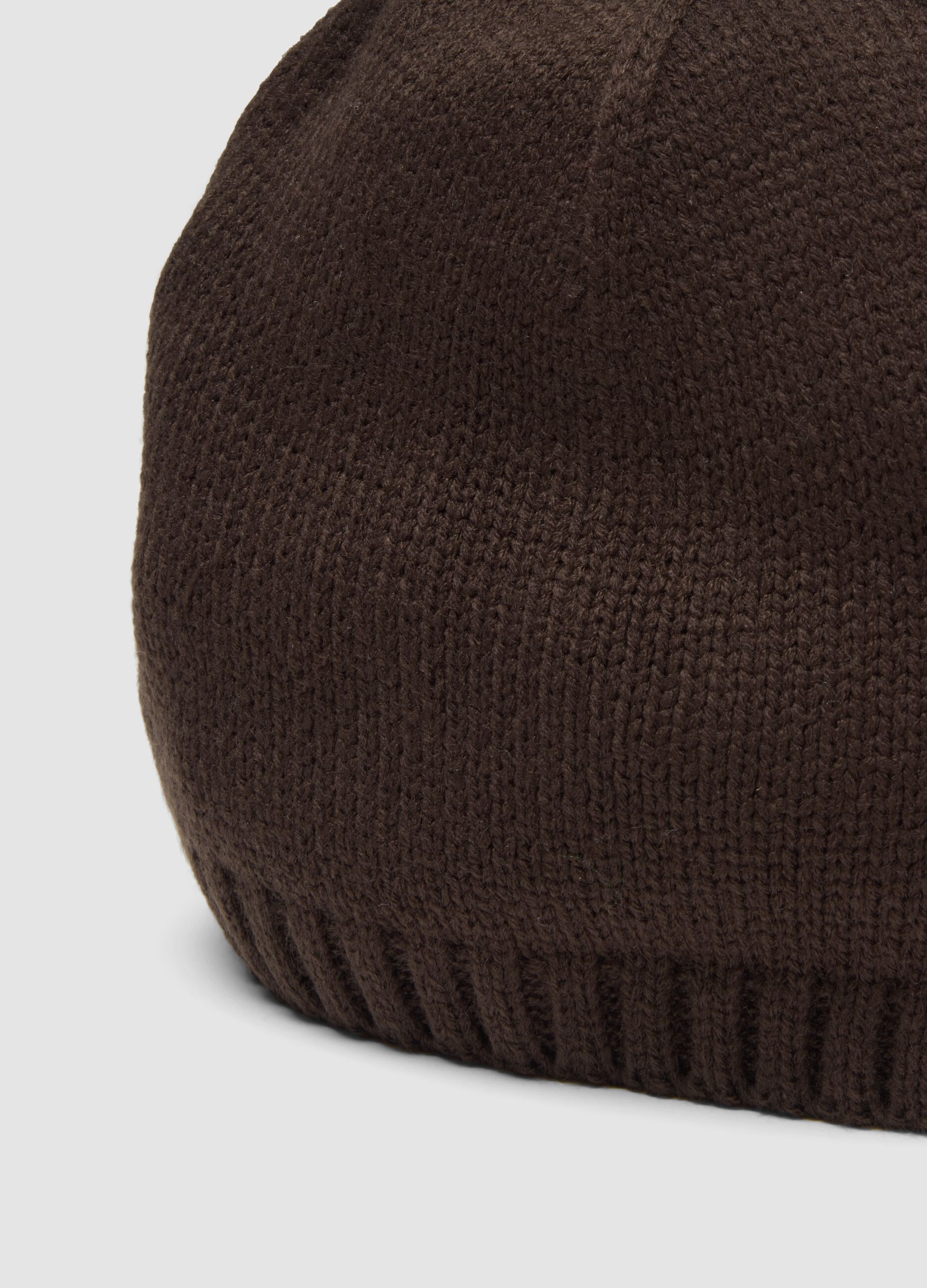 Cappello marrone a costine
