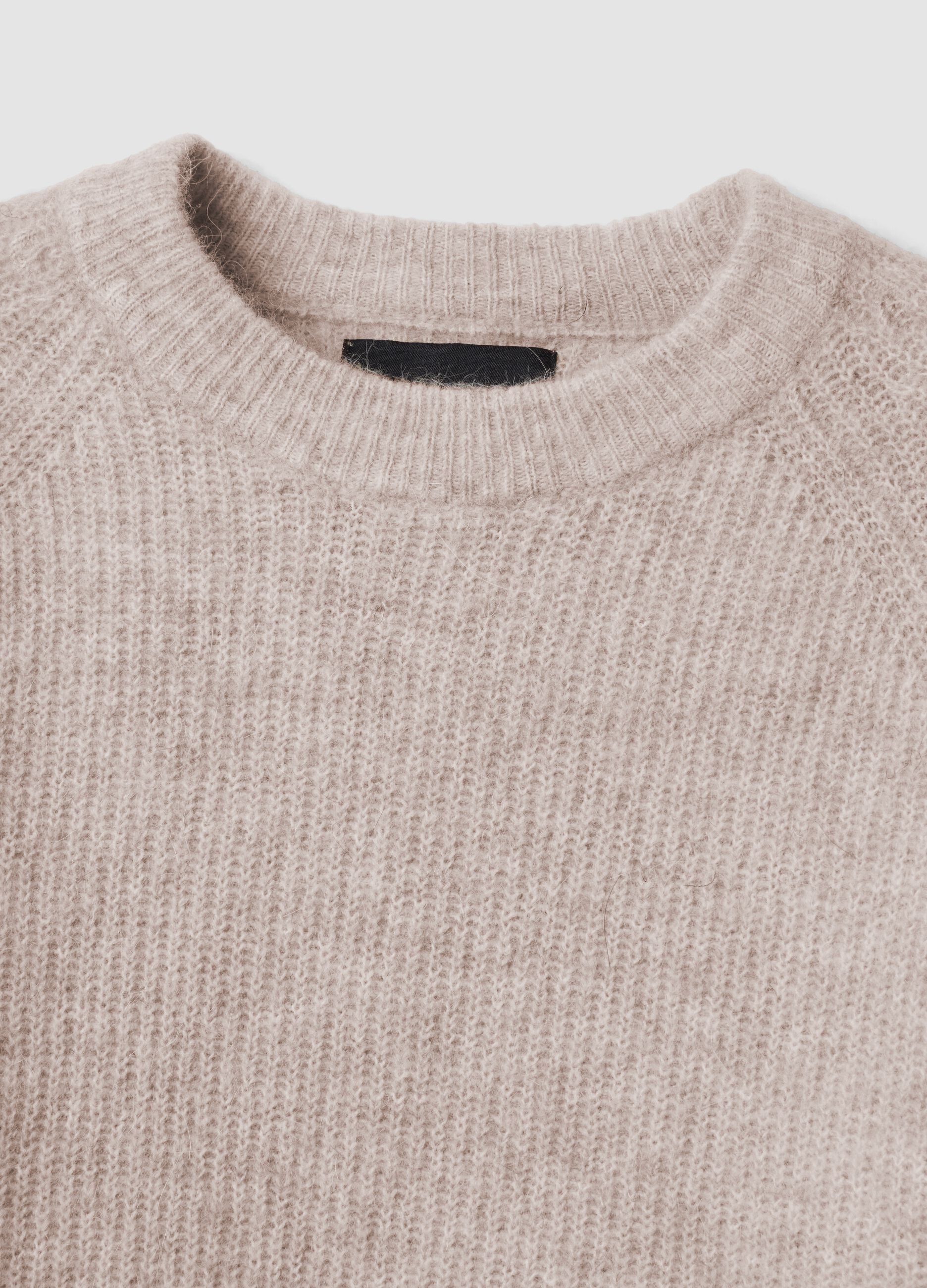 Maglia beige girocollo in lana e alpaca elasticizzato