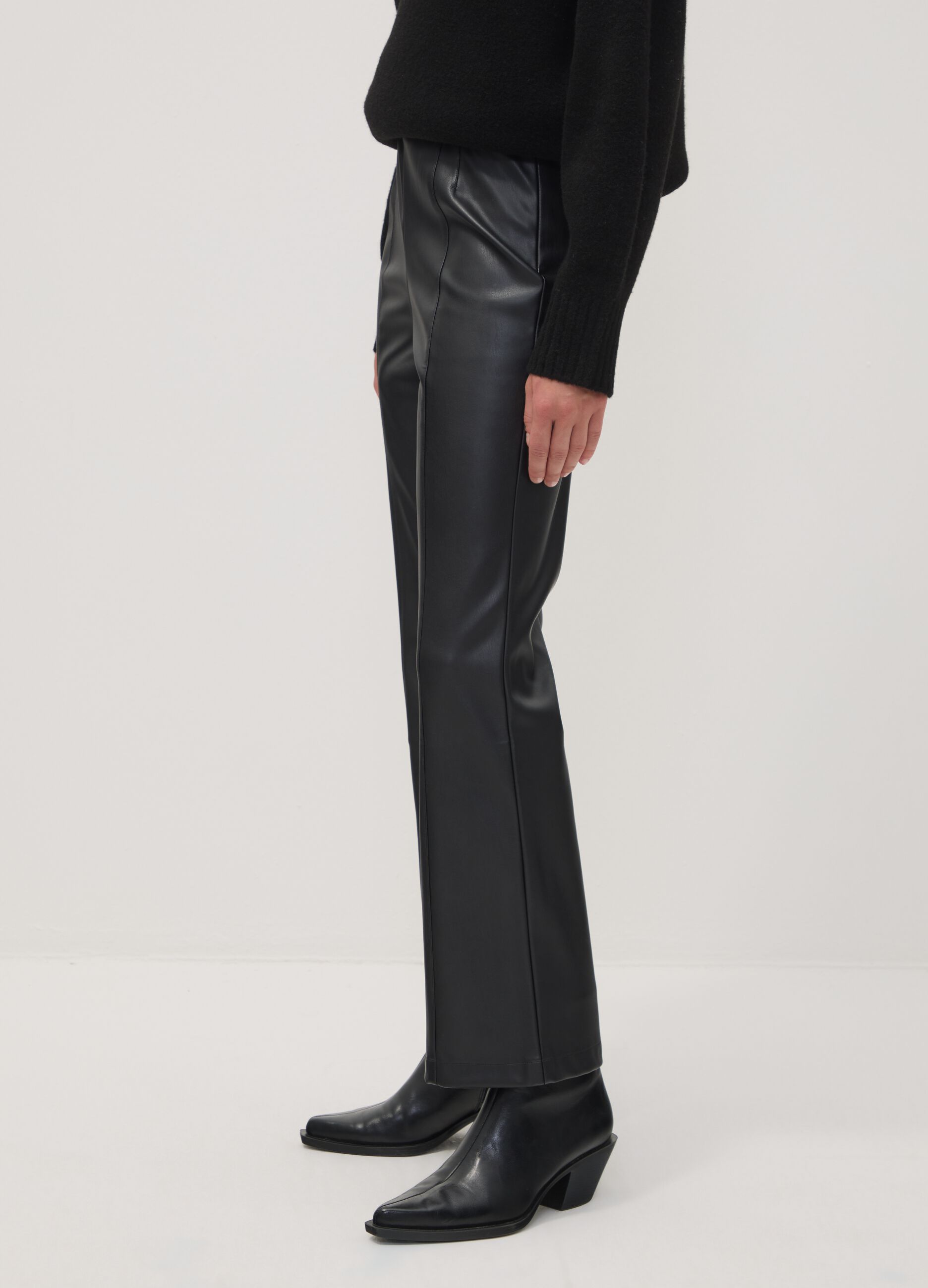 Leggings neri flare con vita regular ed elastico