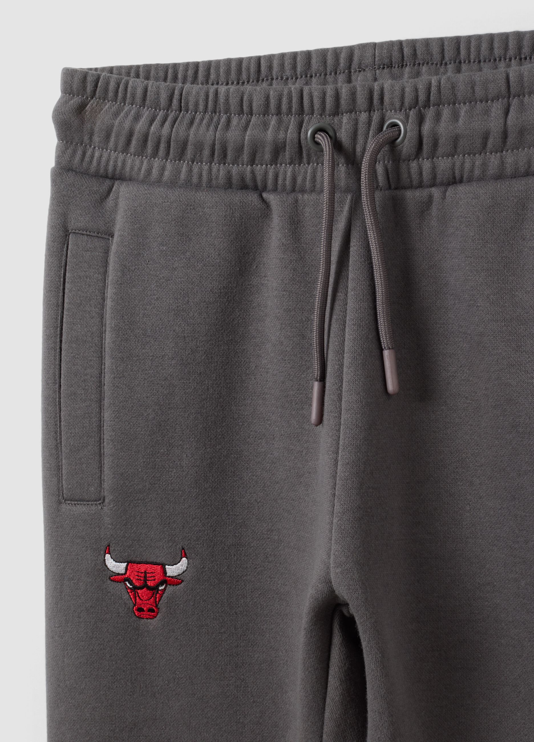 Grey cotton-blend track trousers with Chicago Bulls print