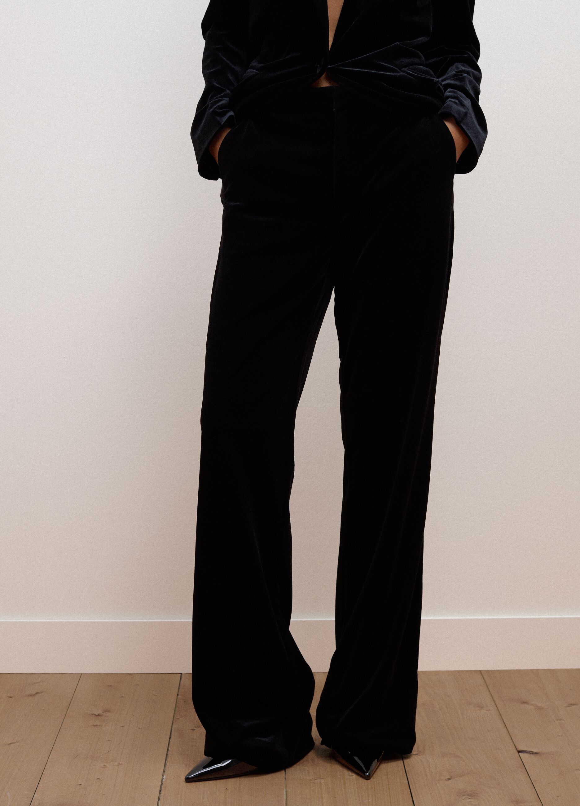 Pantaloni neri flare in tessuto elasticizzato