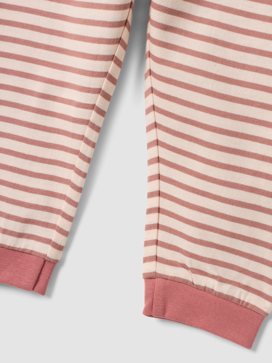 Pigiama rosa in puro cotone organico a righe con girocollo_2