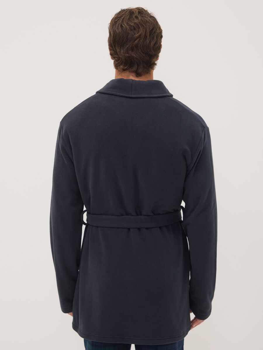 Vestaglia blu navy con cintura e tasche applicate_3