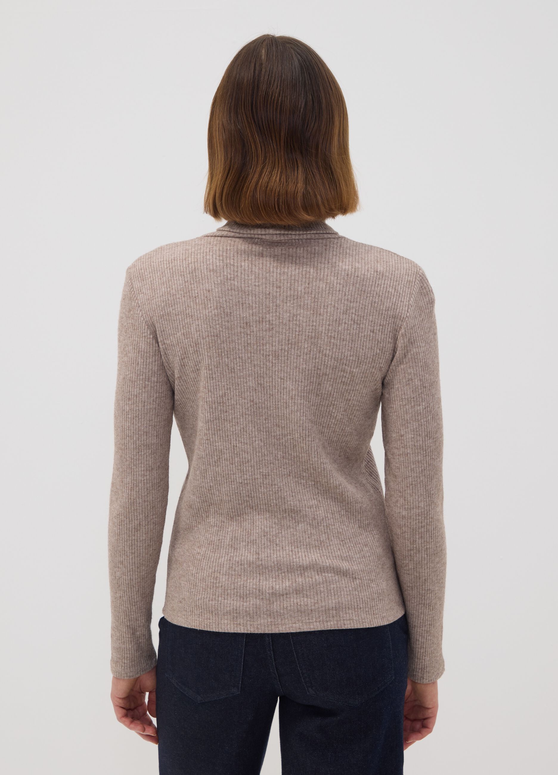 Maglia beige in misto viscosa a costine con girocollo