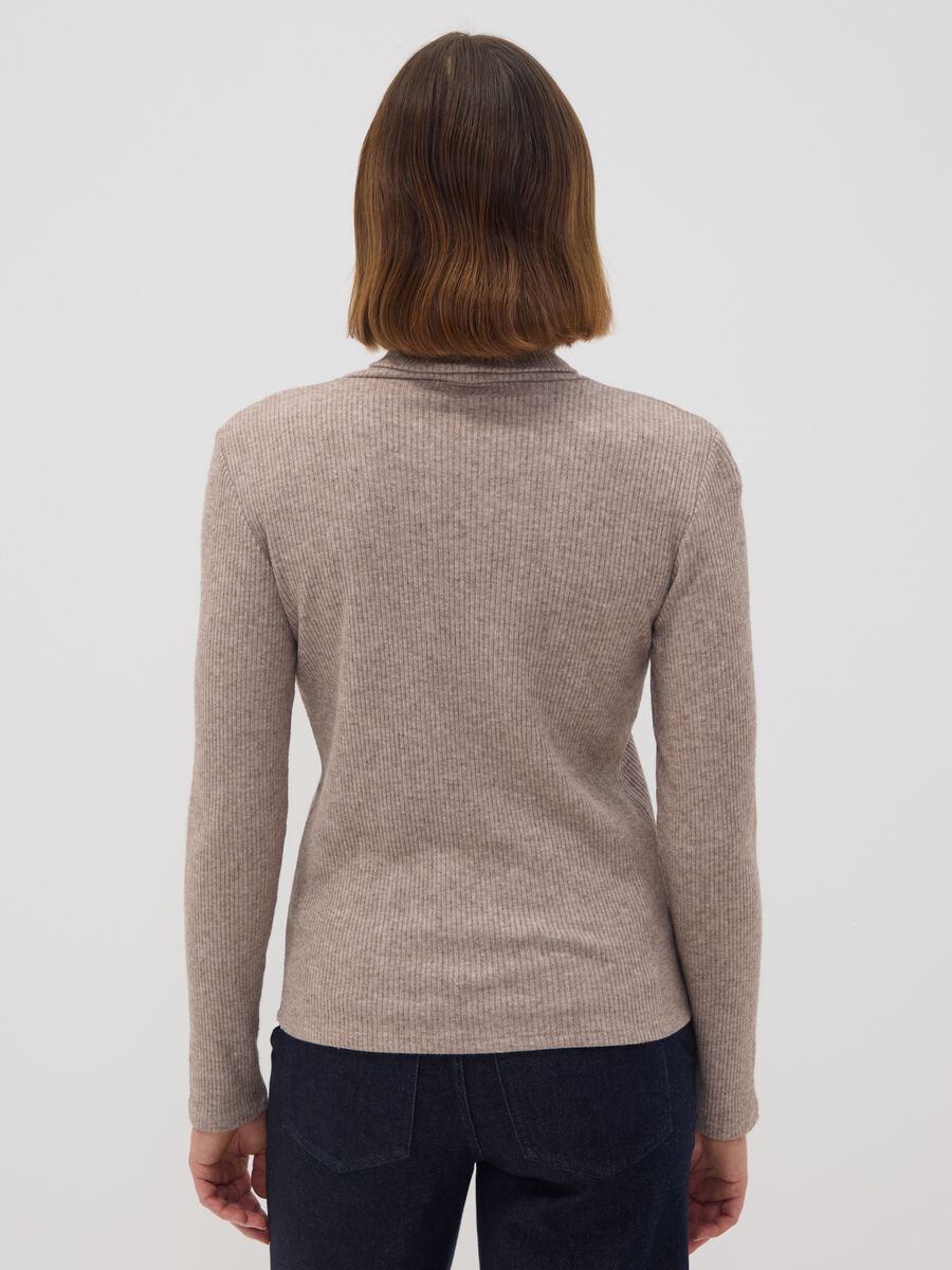 Maglia beige in misto viscosa a costine con girocollo_3
