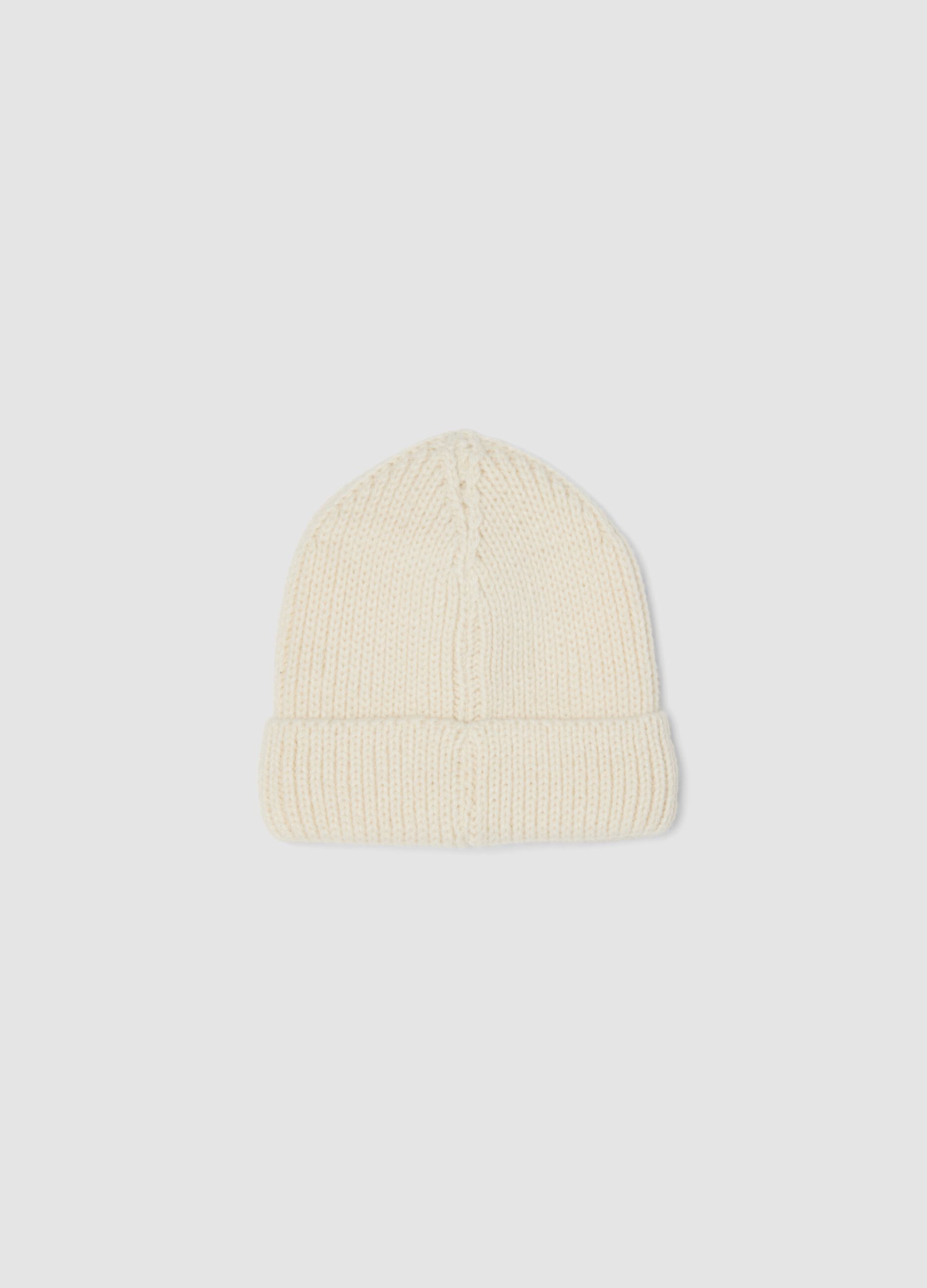 Cappello beige in maglia con ricamo floreale