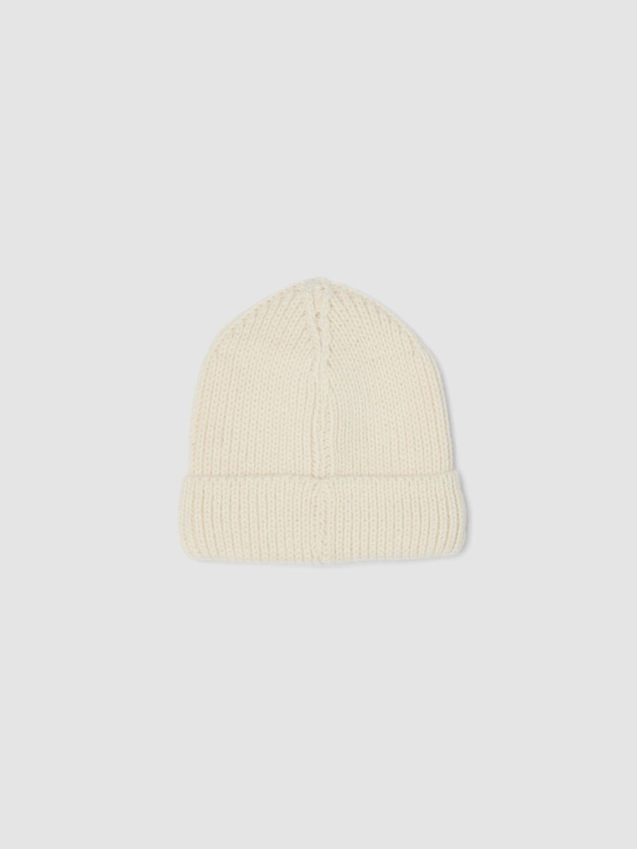 Beige knitted hat with floral embroidery_1