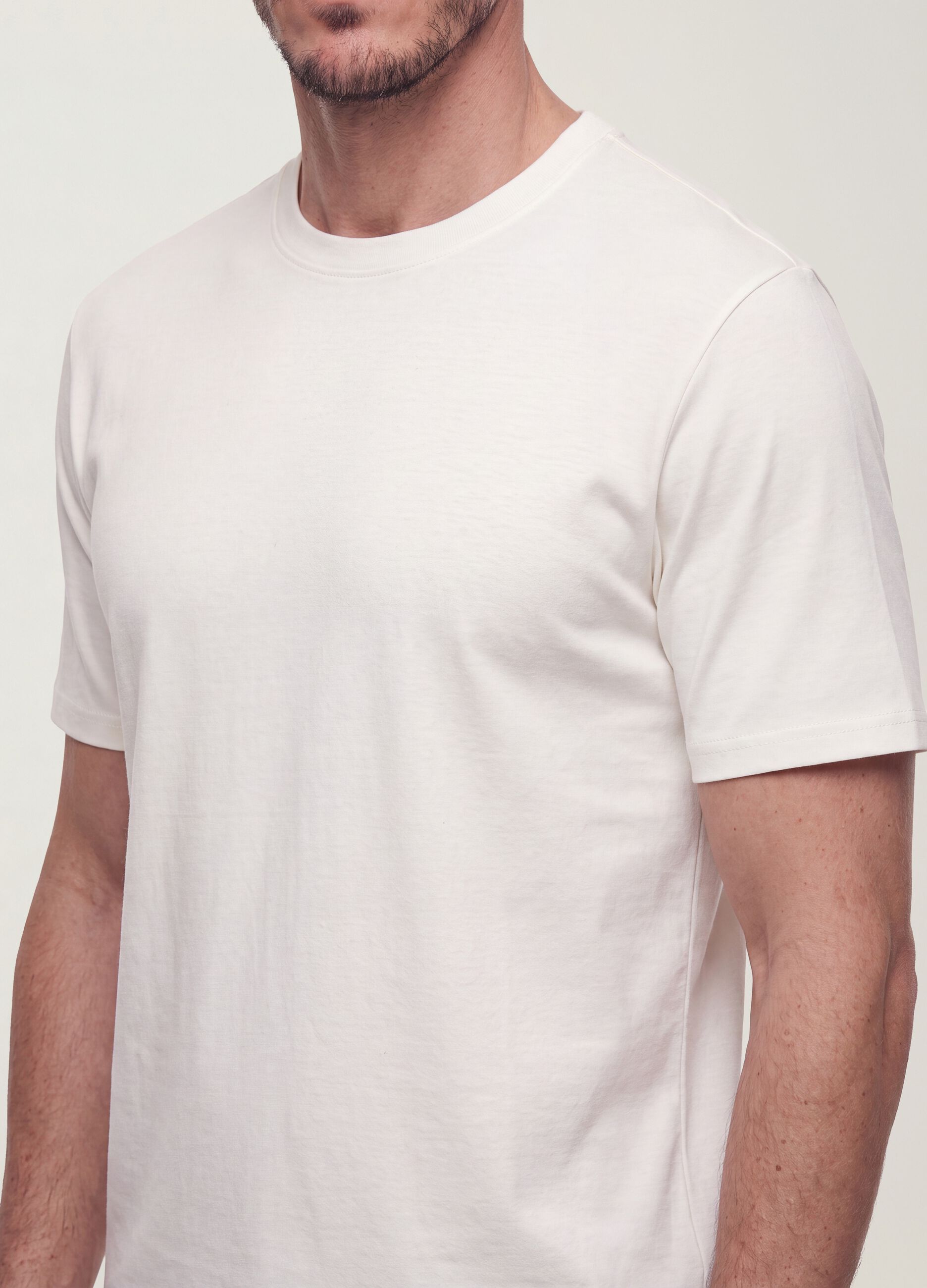 تيشيرت The Iconic Tee أبيض من قطن خالص بأكمام قصيرة وقصّة مريحة