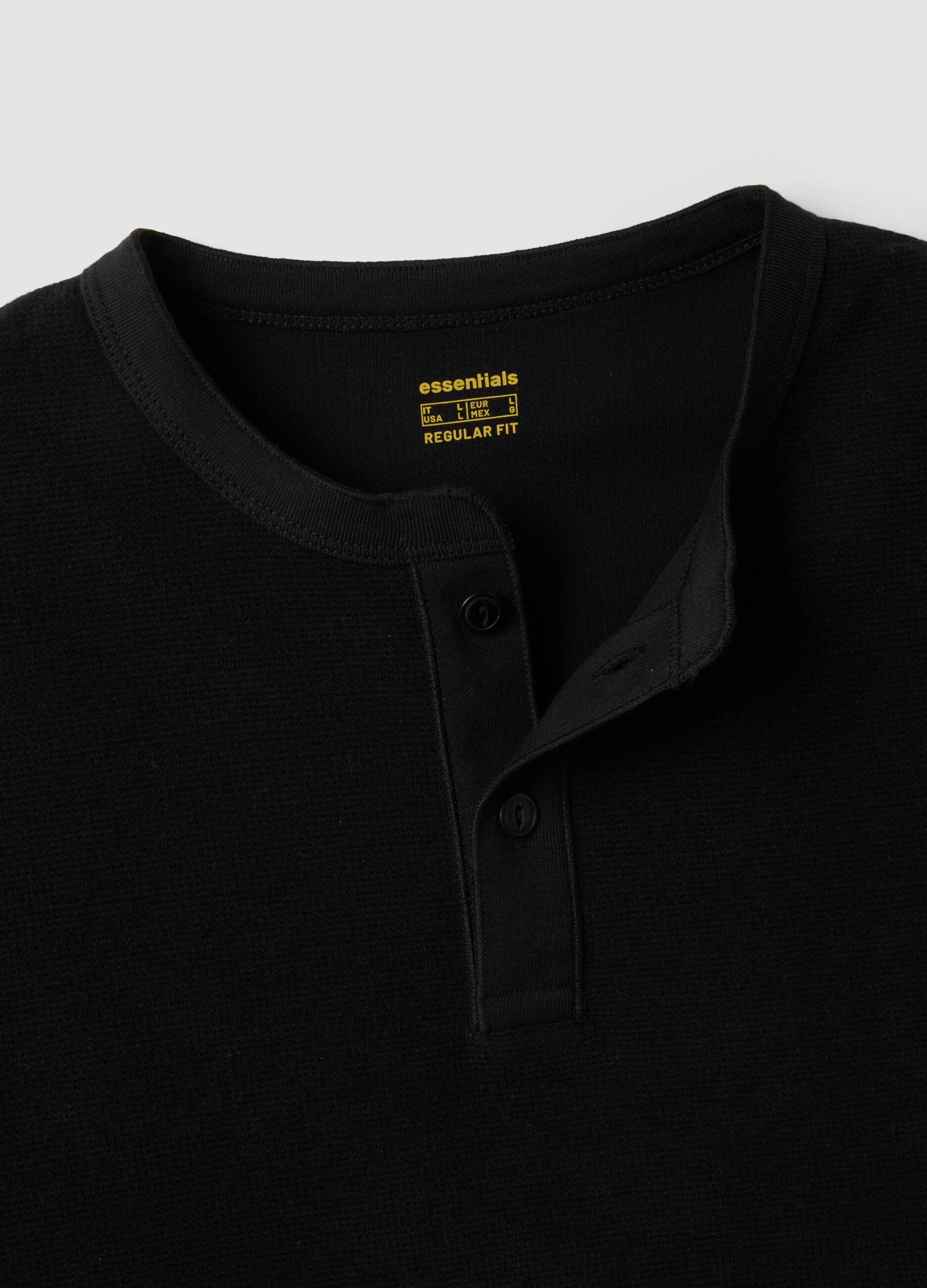 T-shirt nera in misto viscosa a nido d'ape regular fit