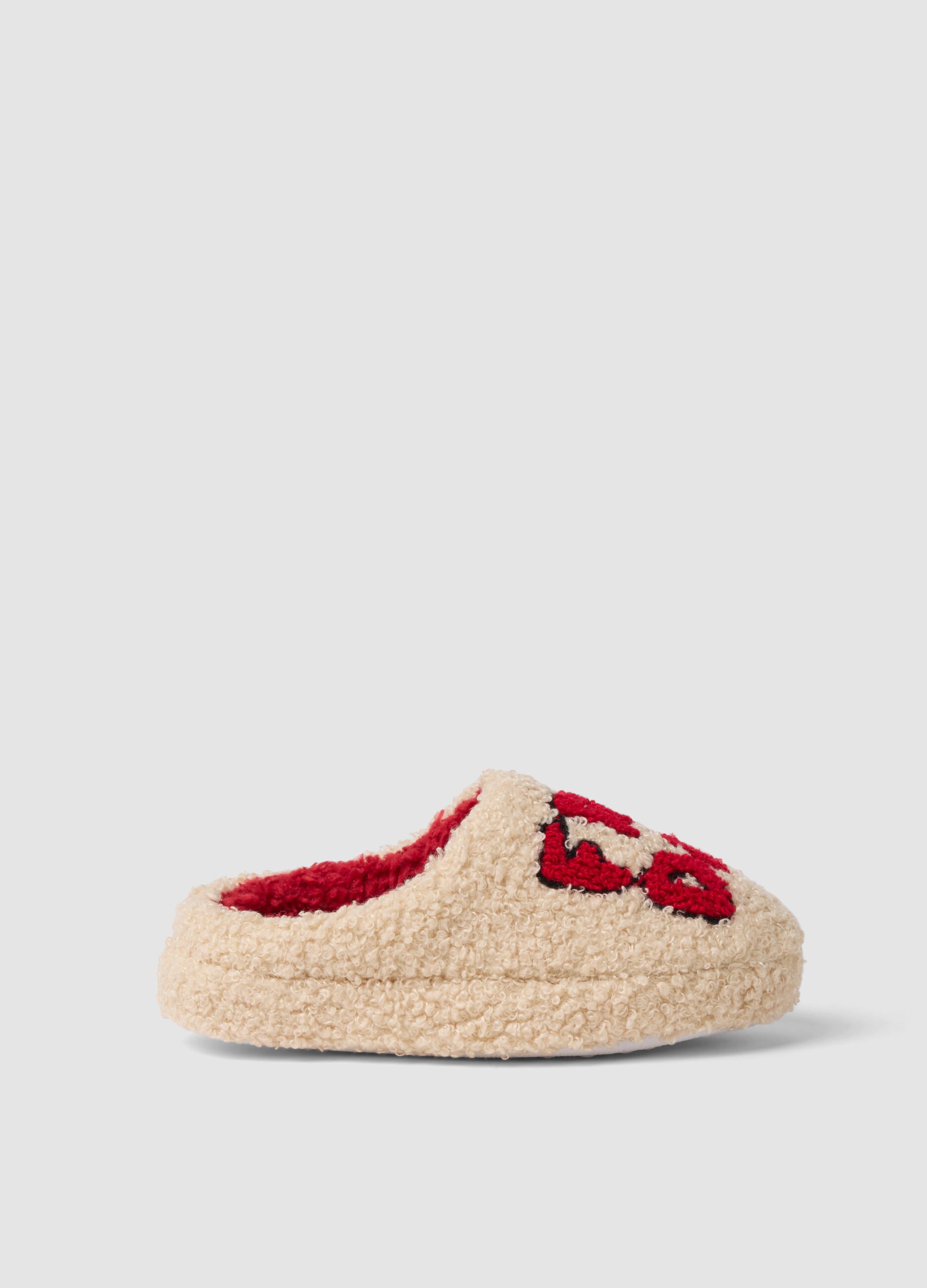 Beige slippers with contrasting embroidery