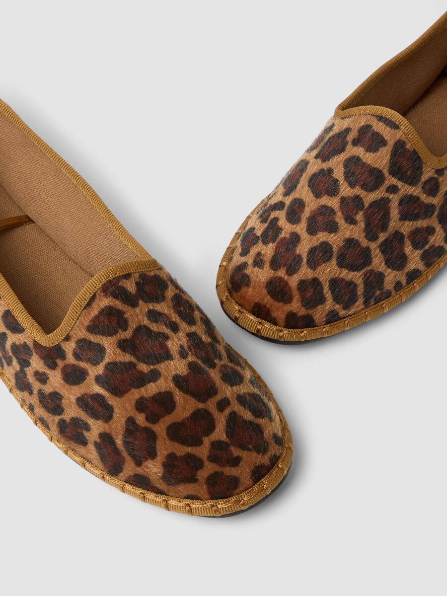 Classic brown Friulane slippers with animal print_1