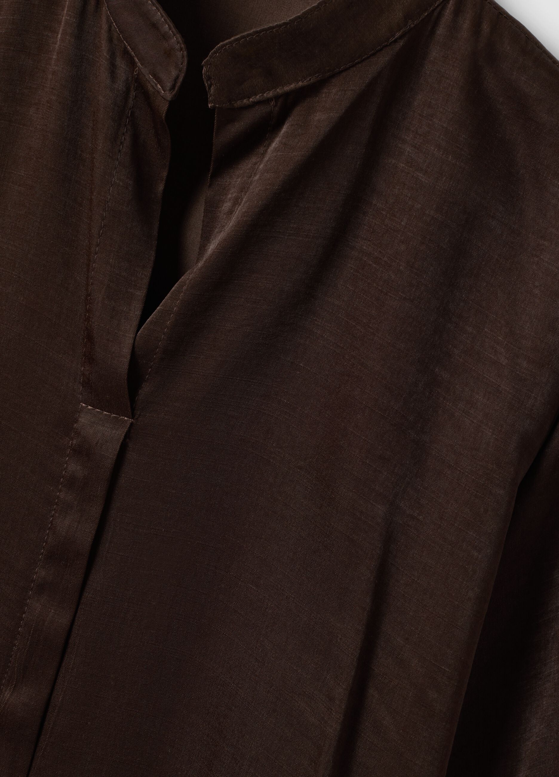 Blusa marrone in misto viscosa regular fit con collo coreano