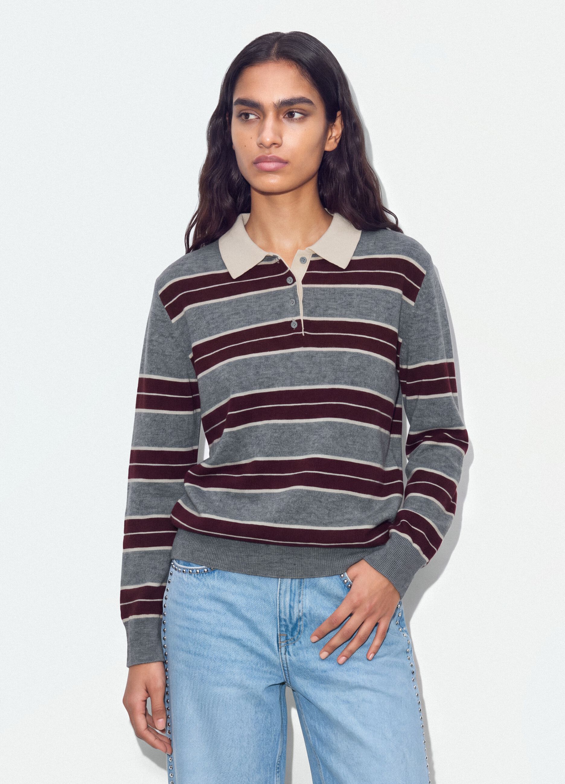 Maglia grigia in misto lana a righe con colletto polo