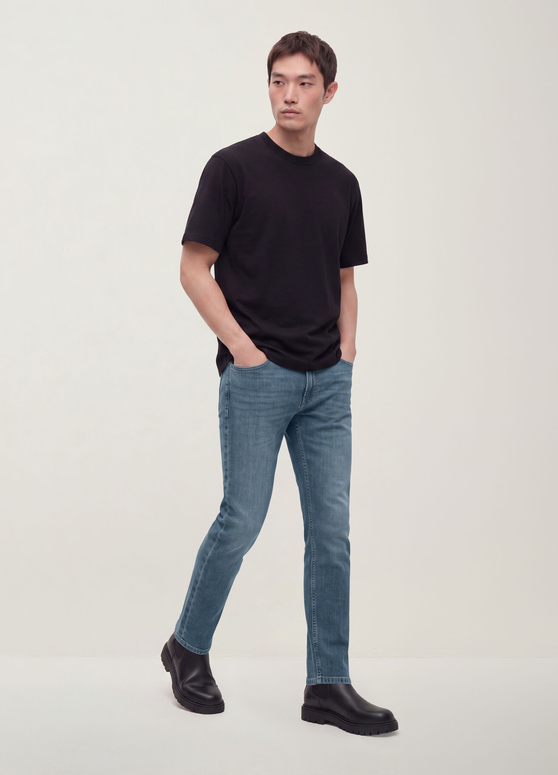 Men&rsquo;s medium-wash slim-fit stretch cotton jeans
