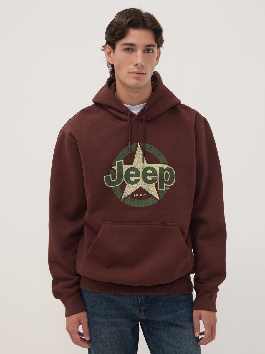 هودي بني بمزيج قطن مع طبعة Jeep، بقصّة مريحة (Relaxed Fit)_0
