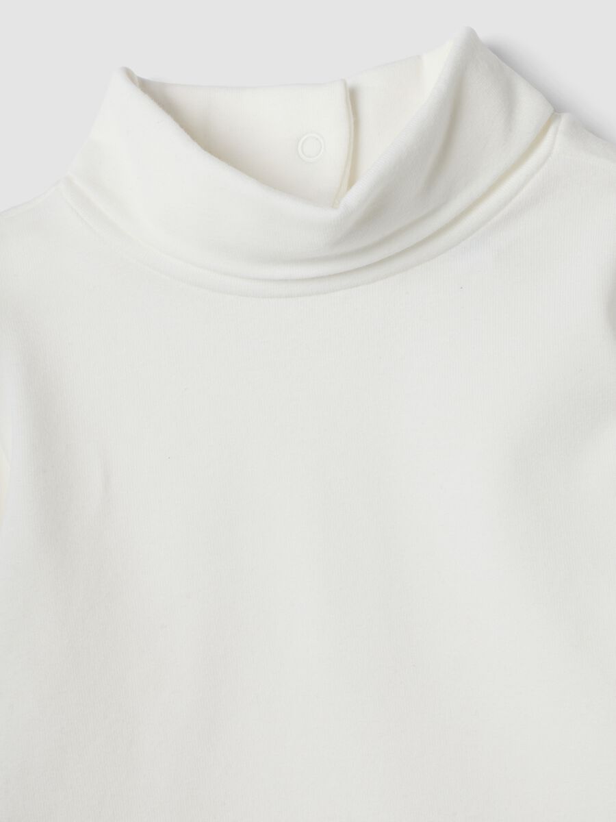 T-shirt bianca in cotone organico elasticizzato con colletto rialzato_2