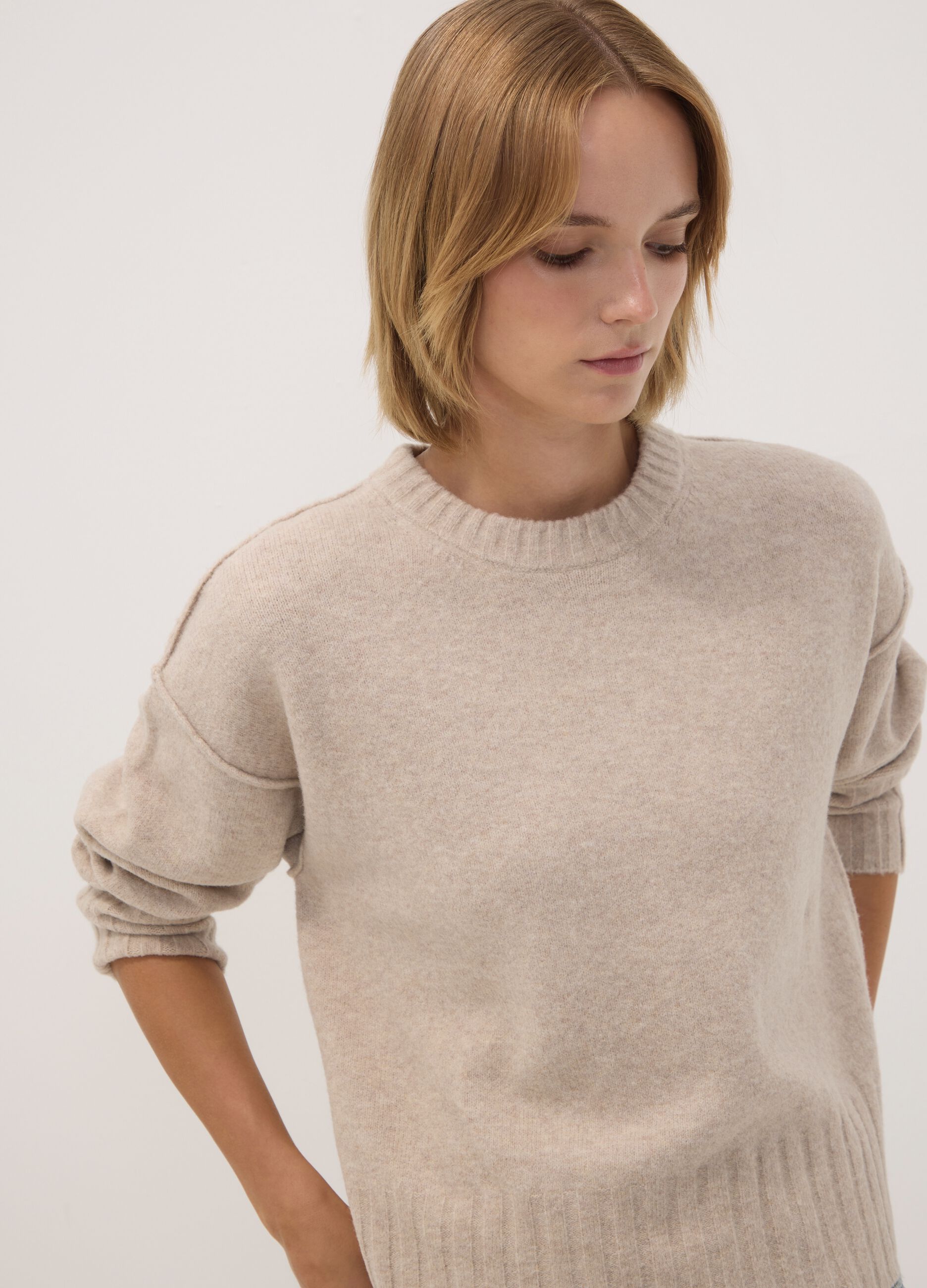 Maglione beige in tessuto elasticizzato girocollo