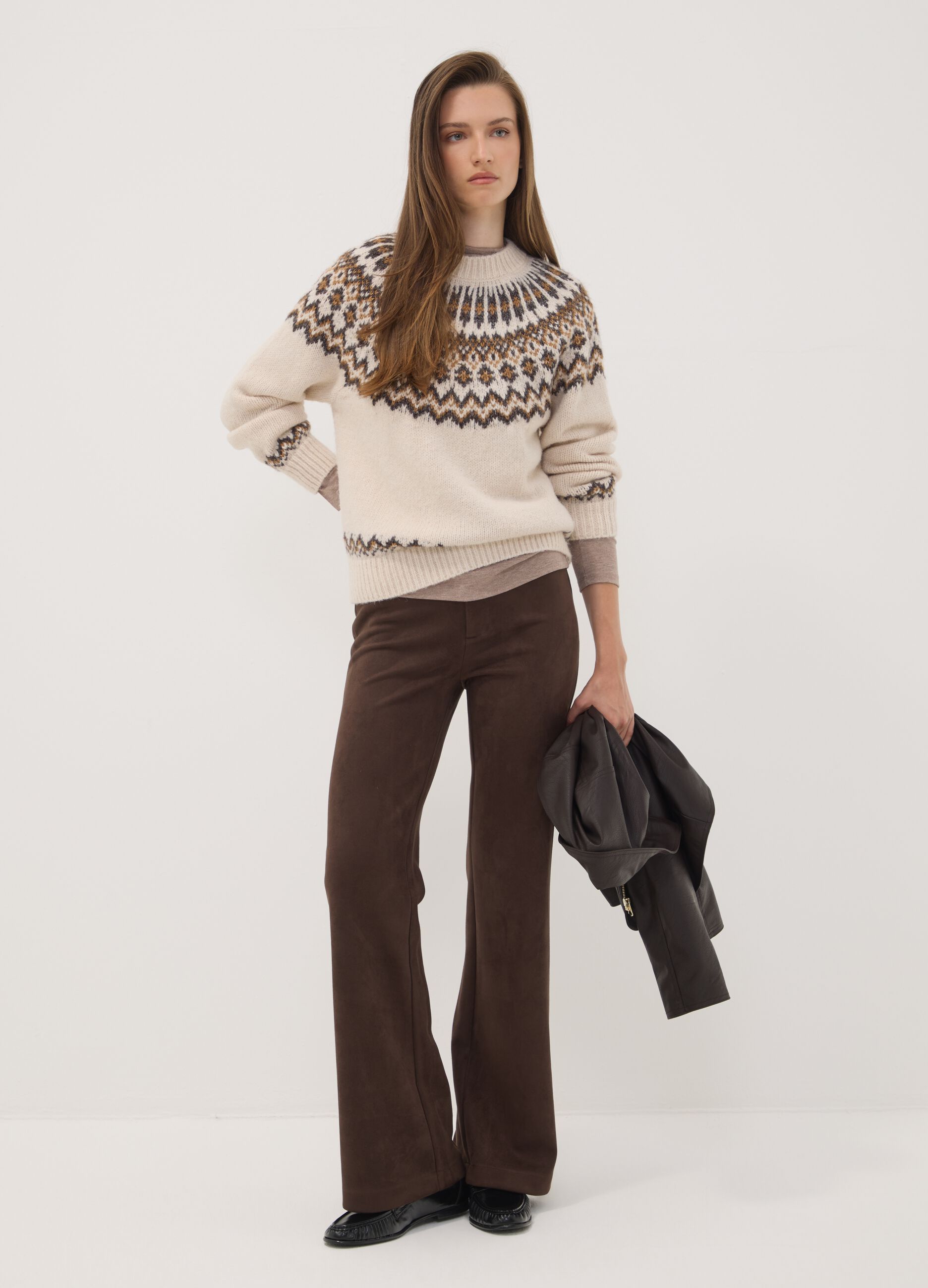 Pantaloni marroni flare in tessuto elasticizzato