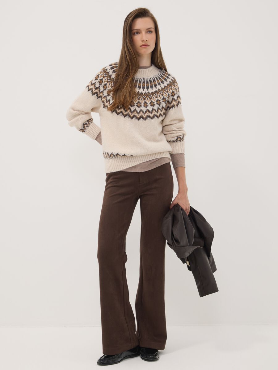 Pantaloni marroni flare in tessuto elasticizzato_0