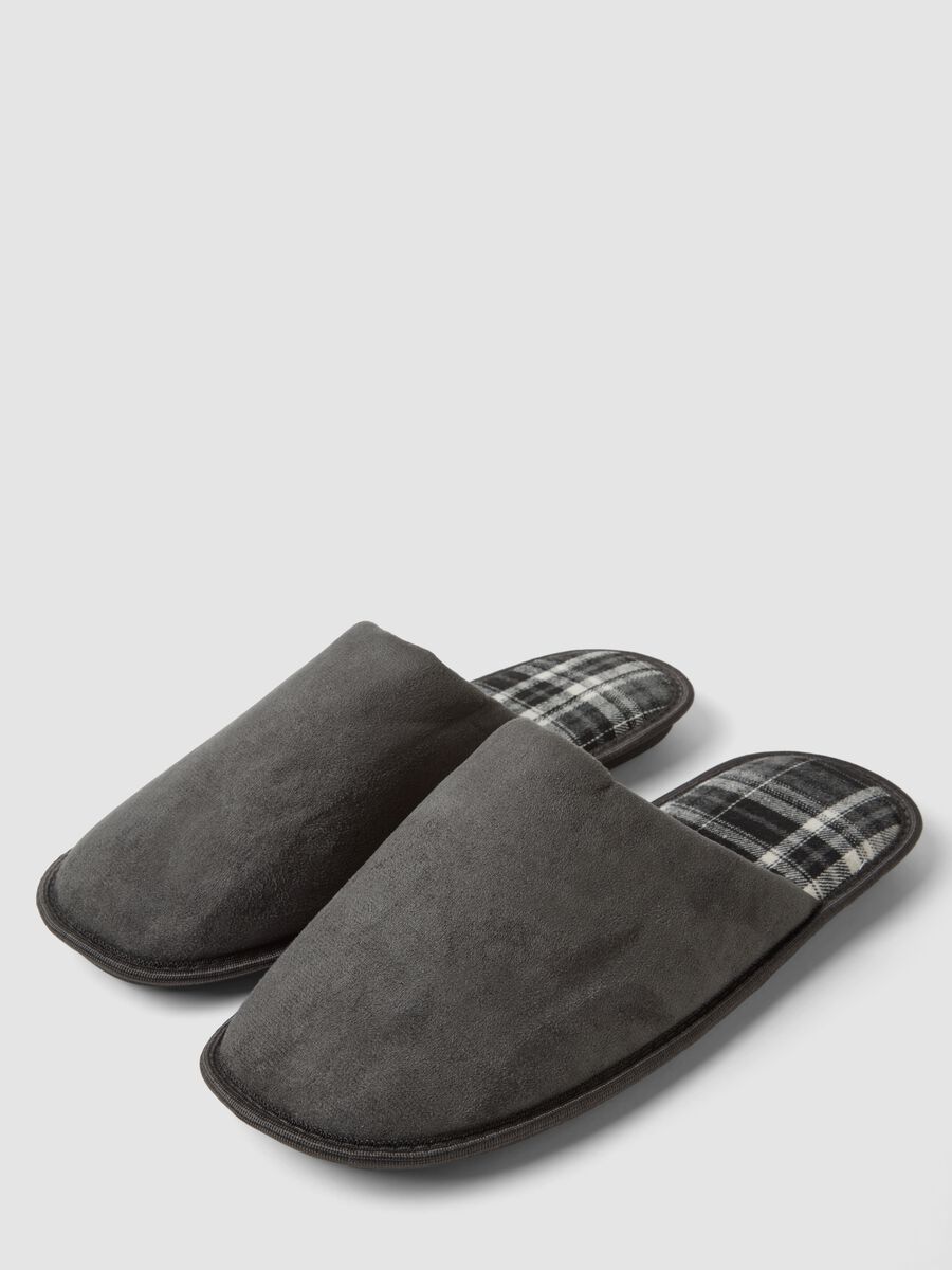 Grey slippers with check lining_2