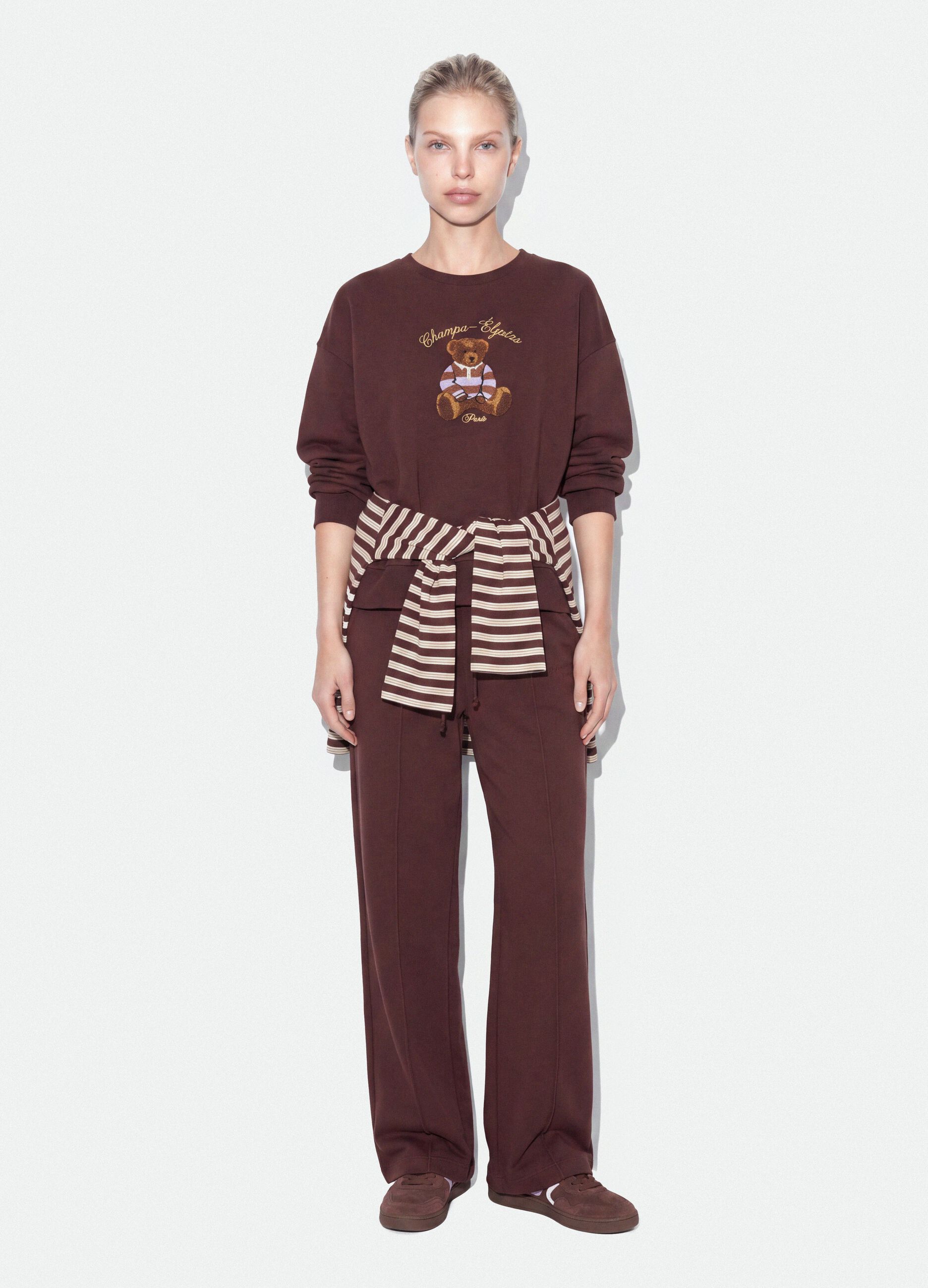 Felpa marrone in misto cotone con girocollo e stampa teddy