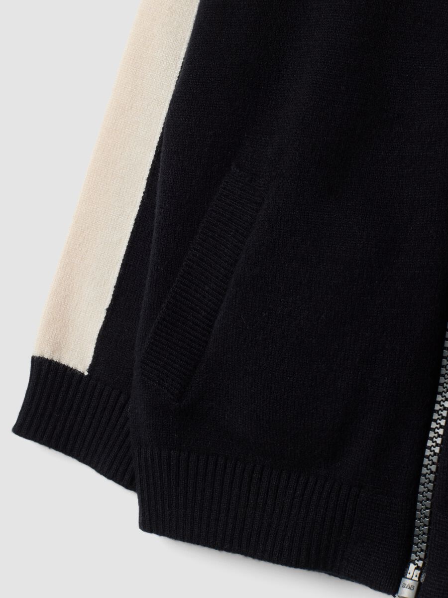 Cardigan nero in misto viscosa con zip e macchinina_2