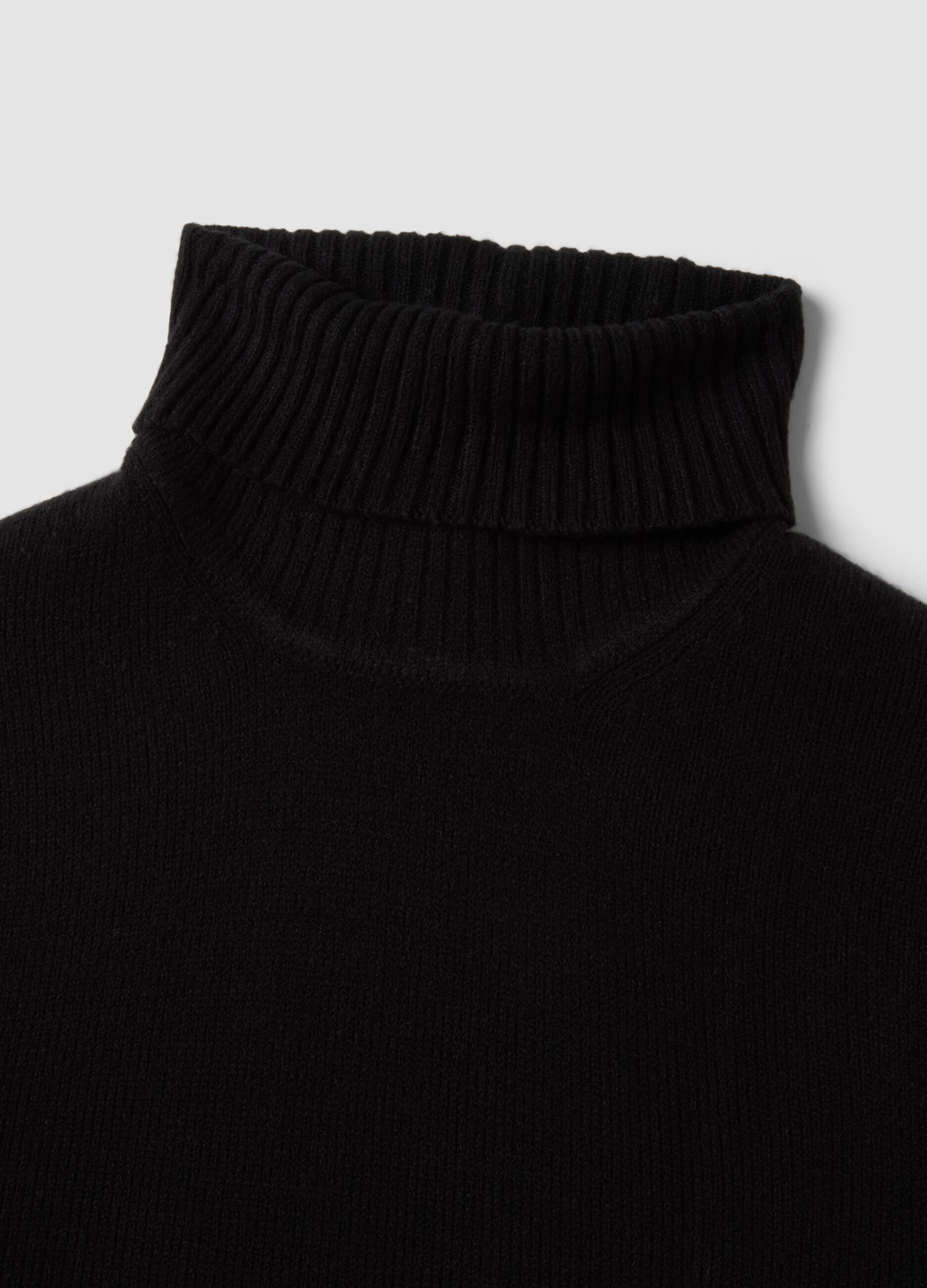 Maglia nera a dolcevita regular fit in jersey knit