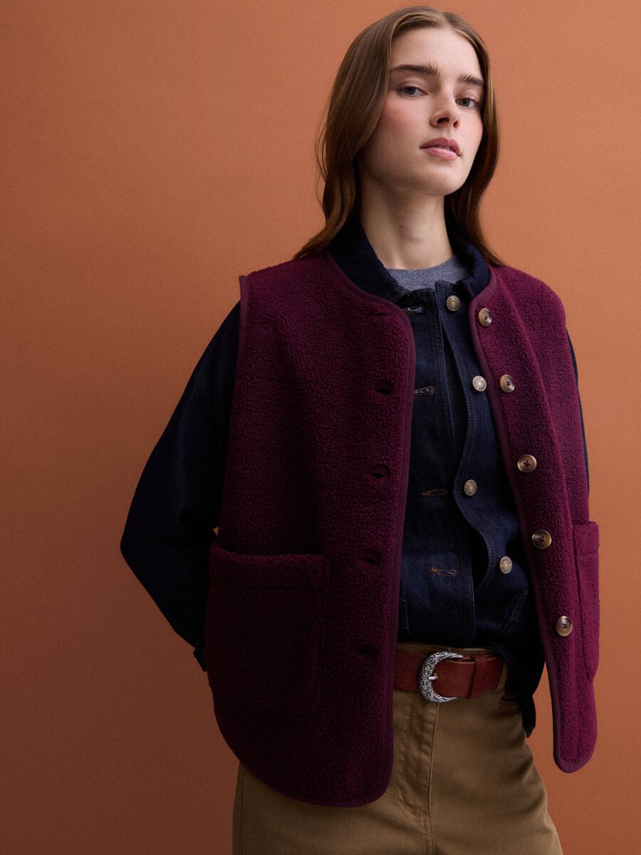 Burgundy red crew-neck sherpa gilet, regular fit_1