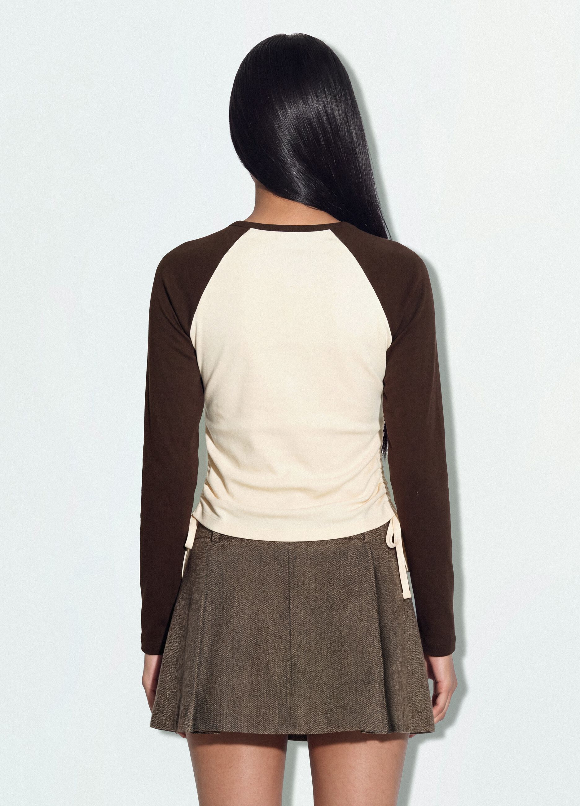 T-shirt beige in cotone elasticizzato con girocollo