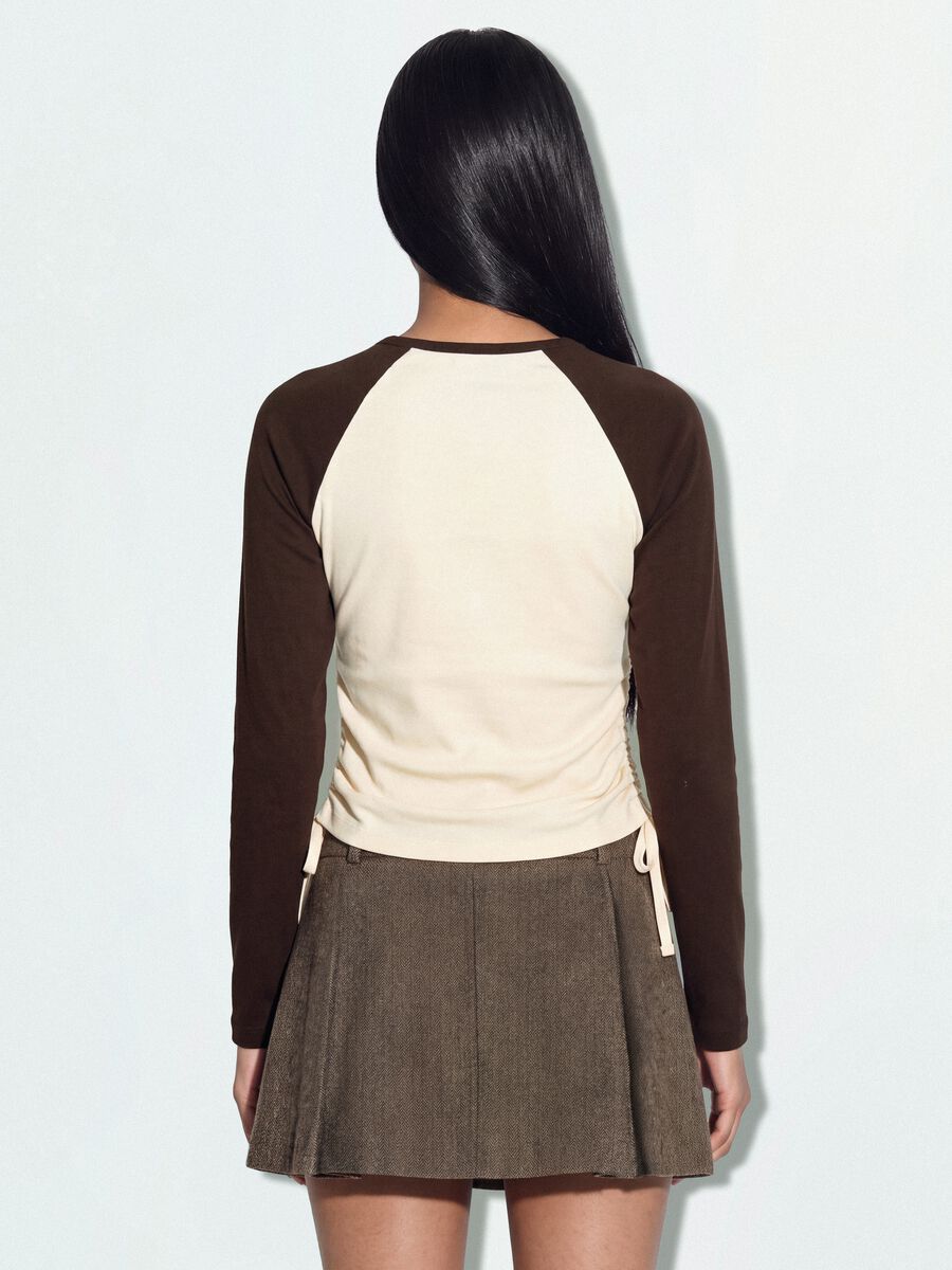 T-shirt beige in cotone elasticizzato con girocollo_3