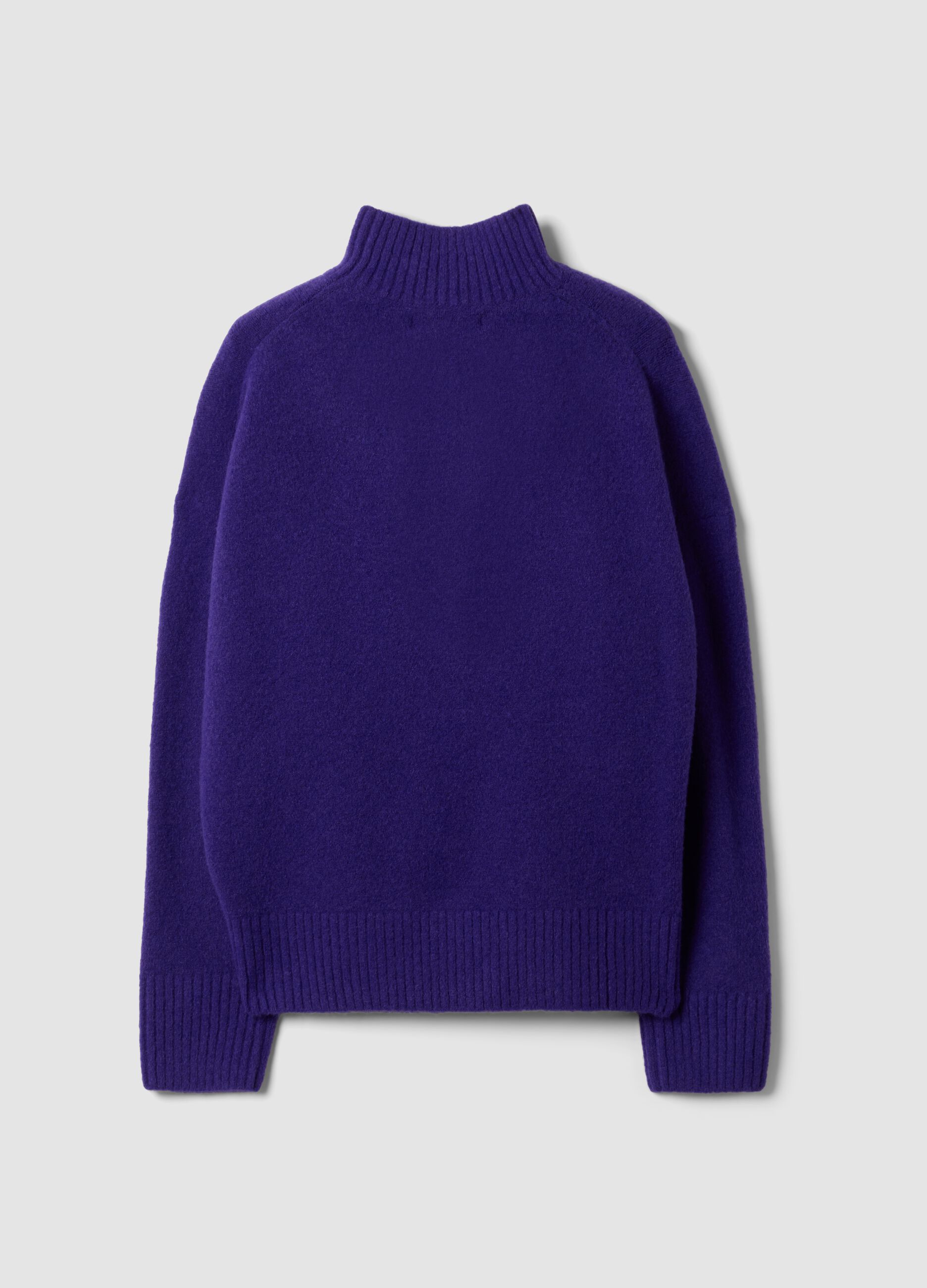 Maglia blu in lana elasticizzata con collo rialzato