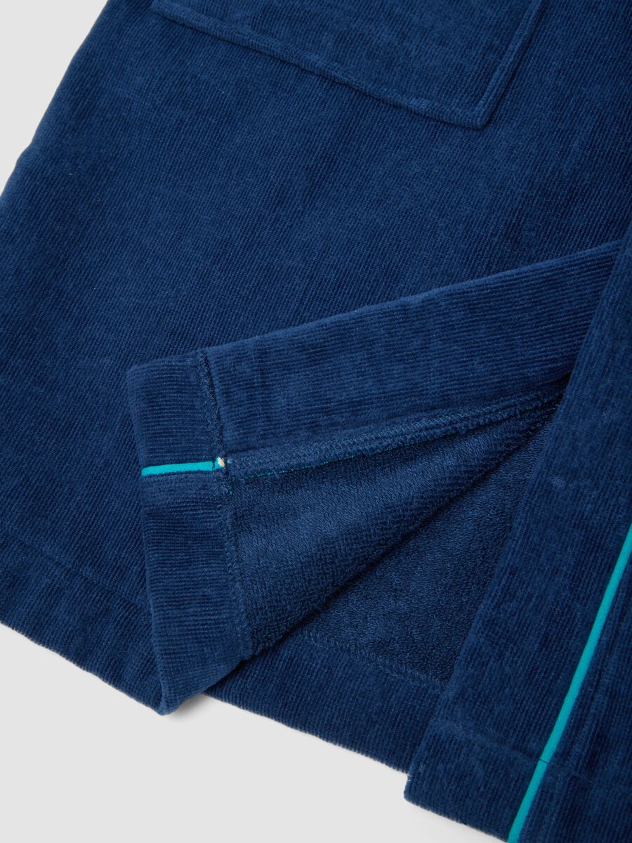 Blue organic cotton hooded bathrobe for boys_2