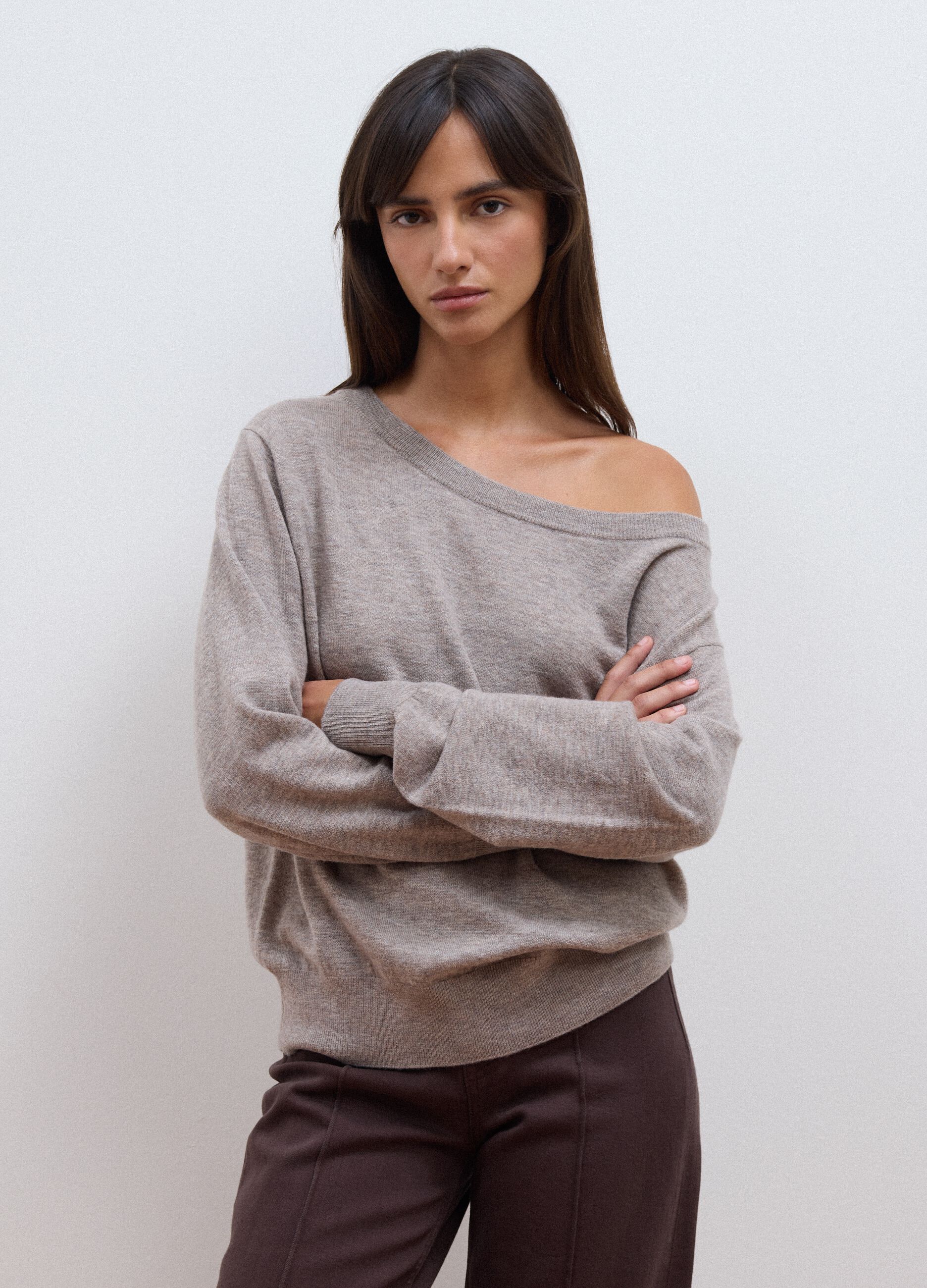 Maglia grigia in pura lana con scollo a barchetta