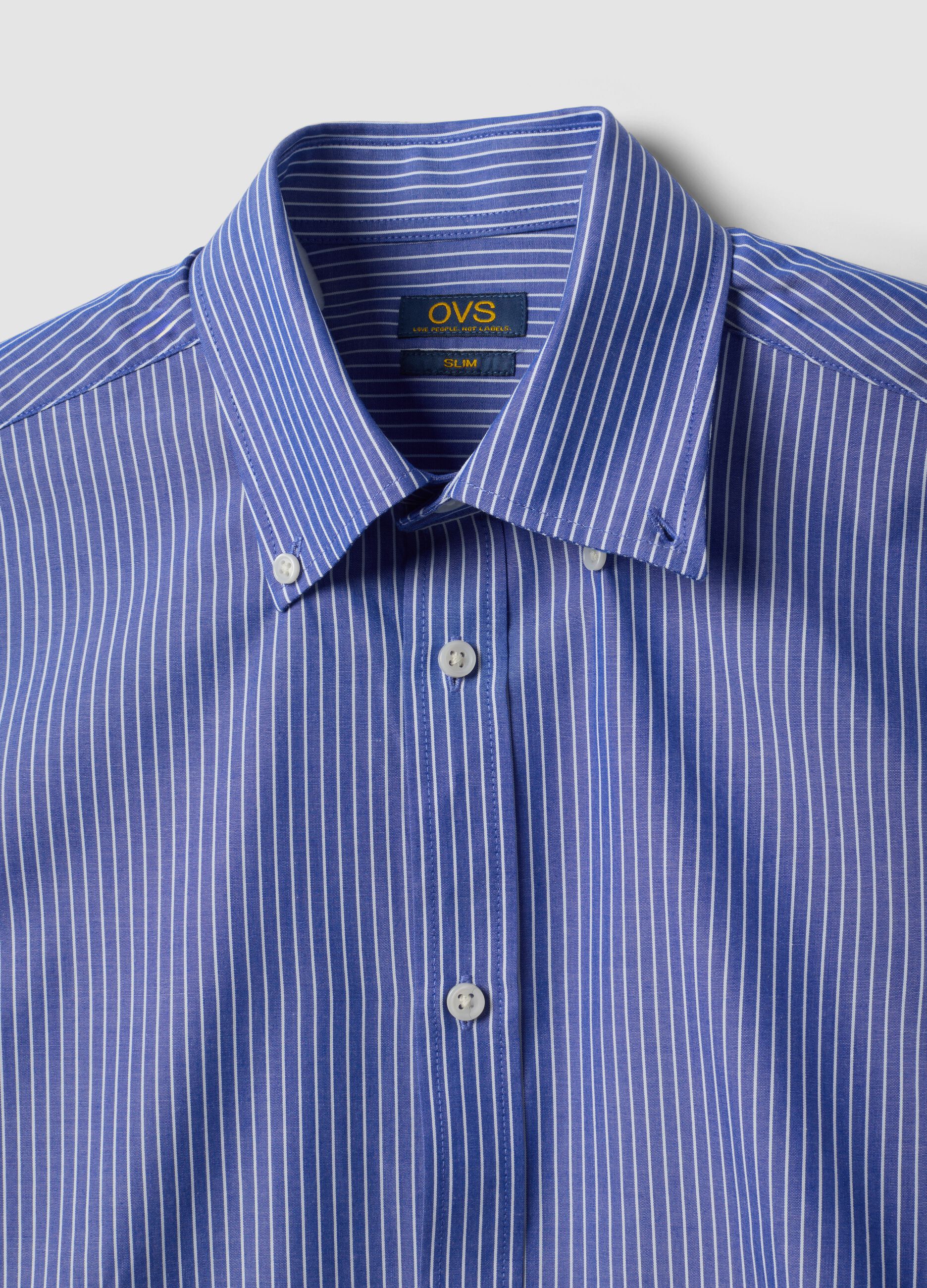 قميص أزرق بمزيج من القطن بياقة زرّية (Button-Down) بقصّة سليم وسهل الكيّ