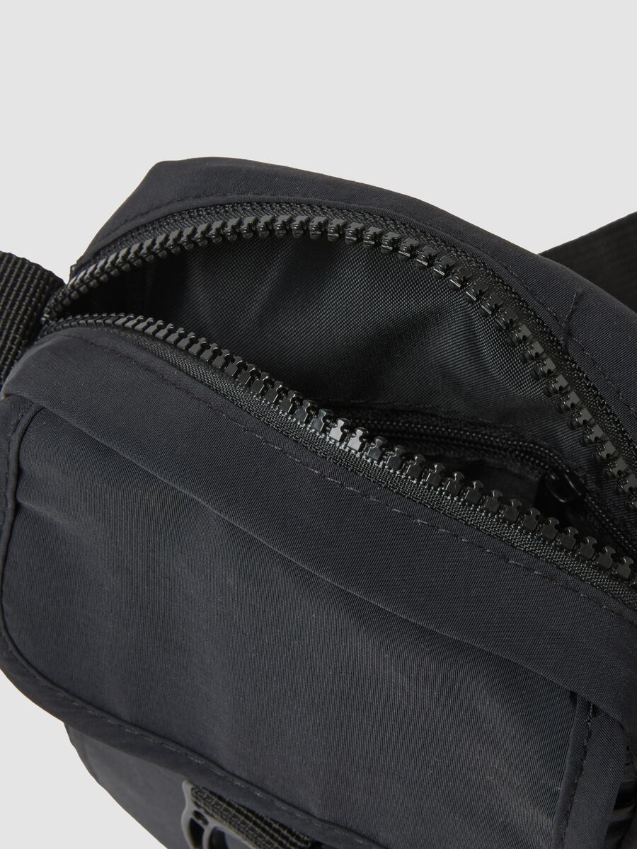Black crossbody bag with zip closure and adjustable strap_2